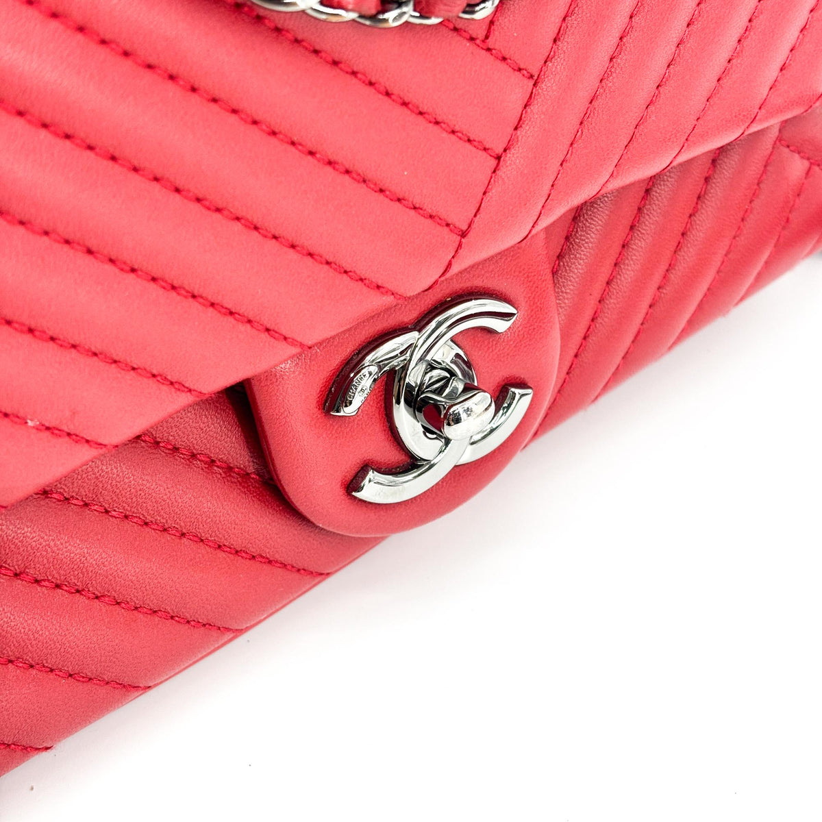 Chanel Classic Single Flap Chevron Lambskin Silver Leather Handbag (Pre-Owned)