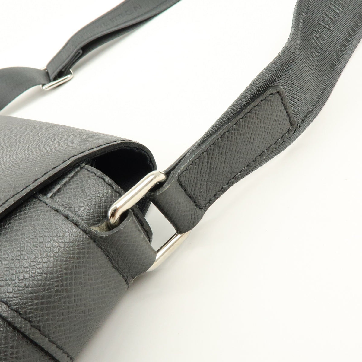 Louis Vuitton Roman Taiga Leather Gray Leather Handbag (Pre-Owned)