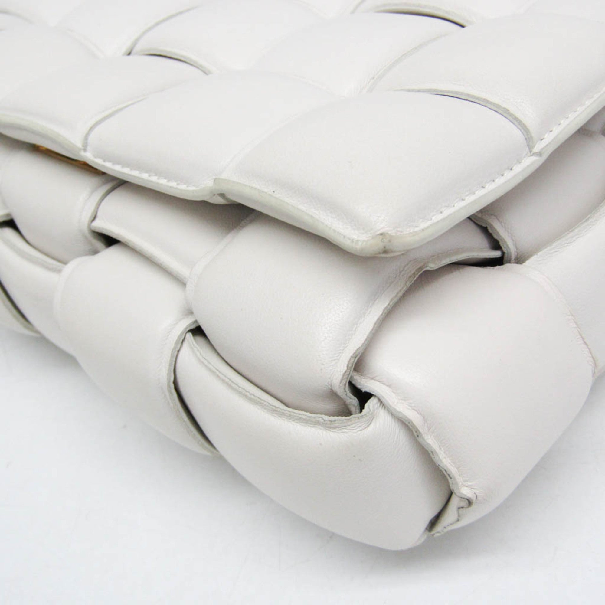 Bottega Veneta Cassette Chain Padded Maxi Intrecciato Leather White Leather Shoulder Bag Bag (Pre-Owned)