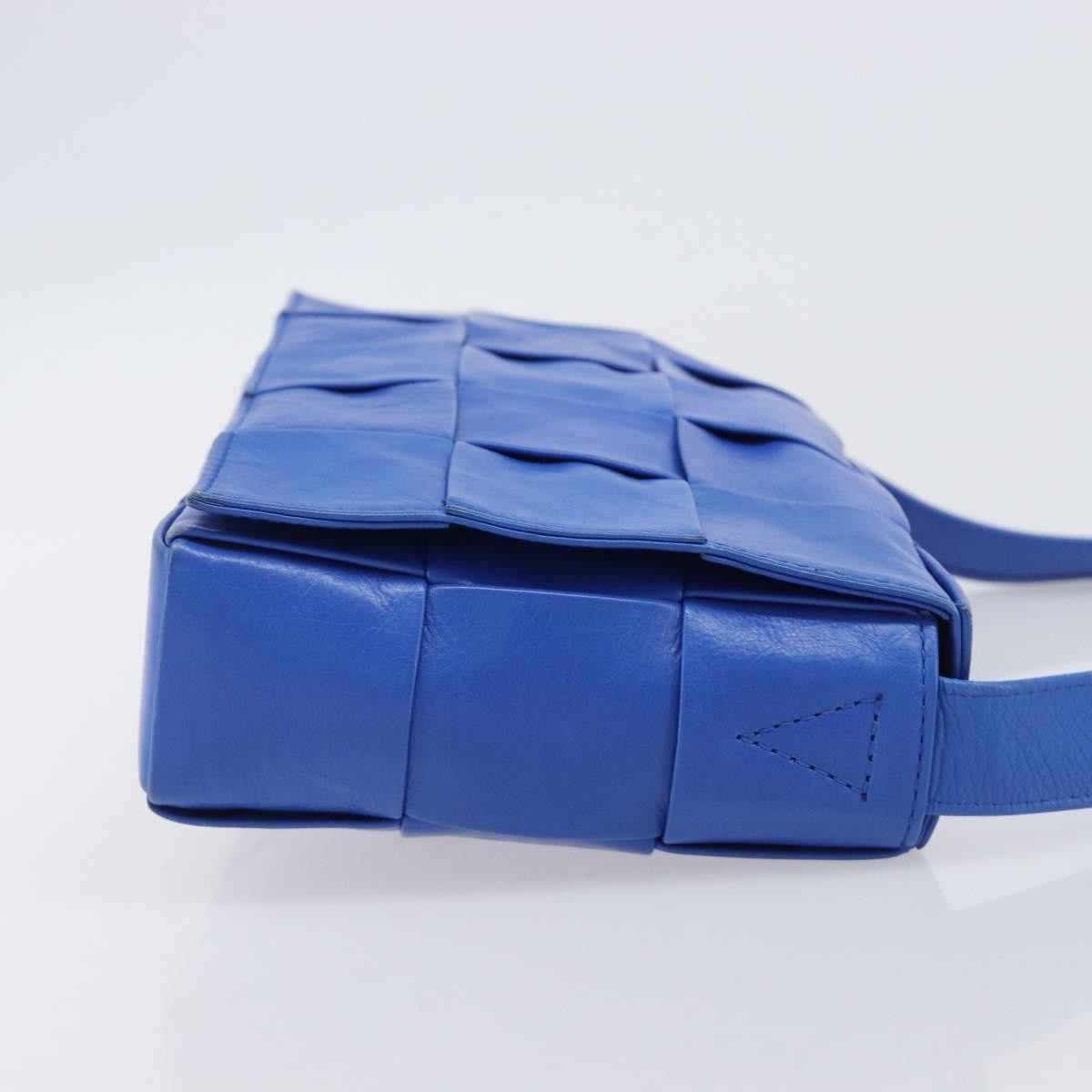 Bottega Veneta Cassette Maxi Intrecciato Leather Blue Leather Crossbody Bag Bag (Pre-Owned)