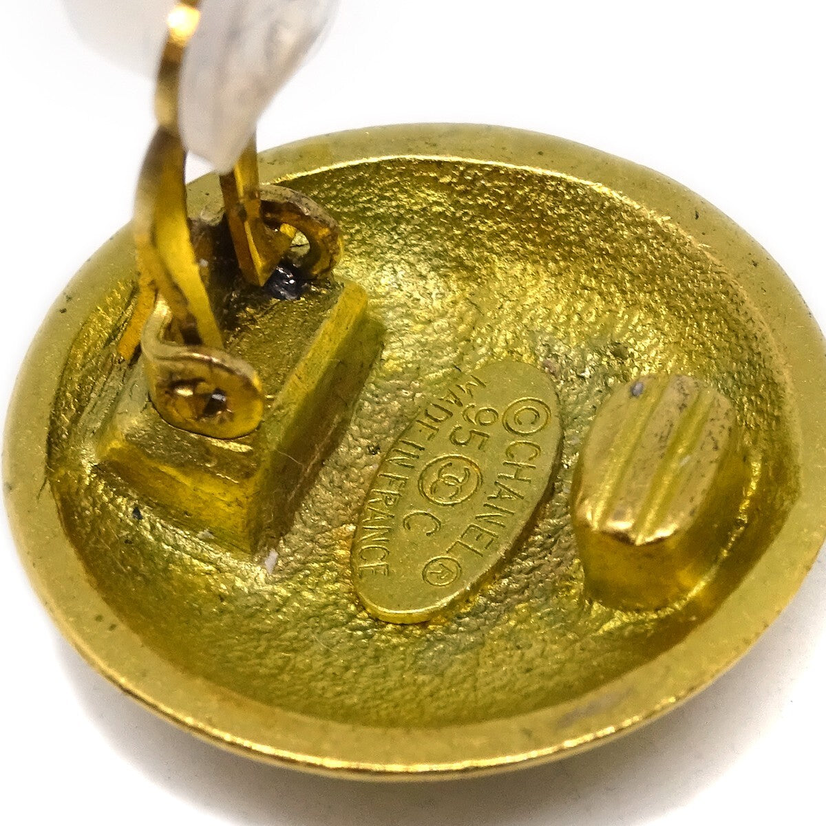 Chanel Vintage Cc Round Button Clip-On Metal Gold Gold_Plated Earrings Jewelry (Pre-Owned)