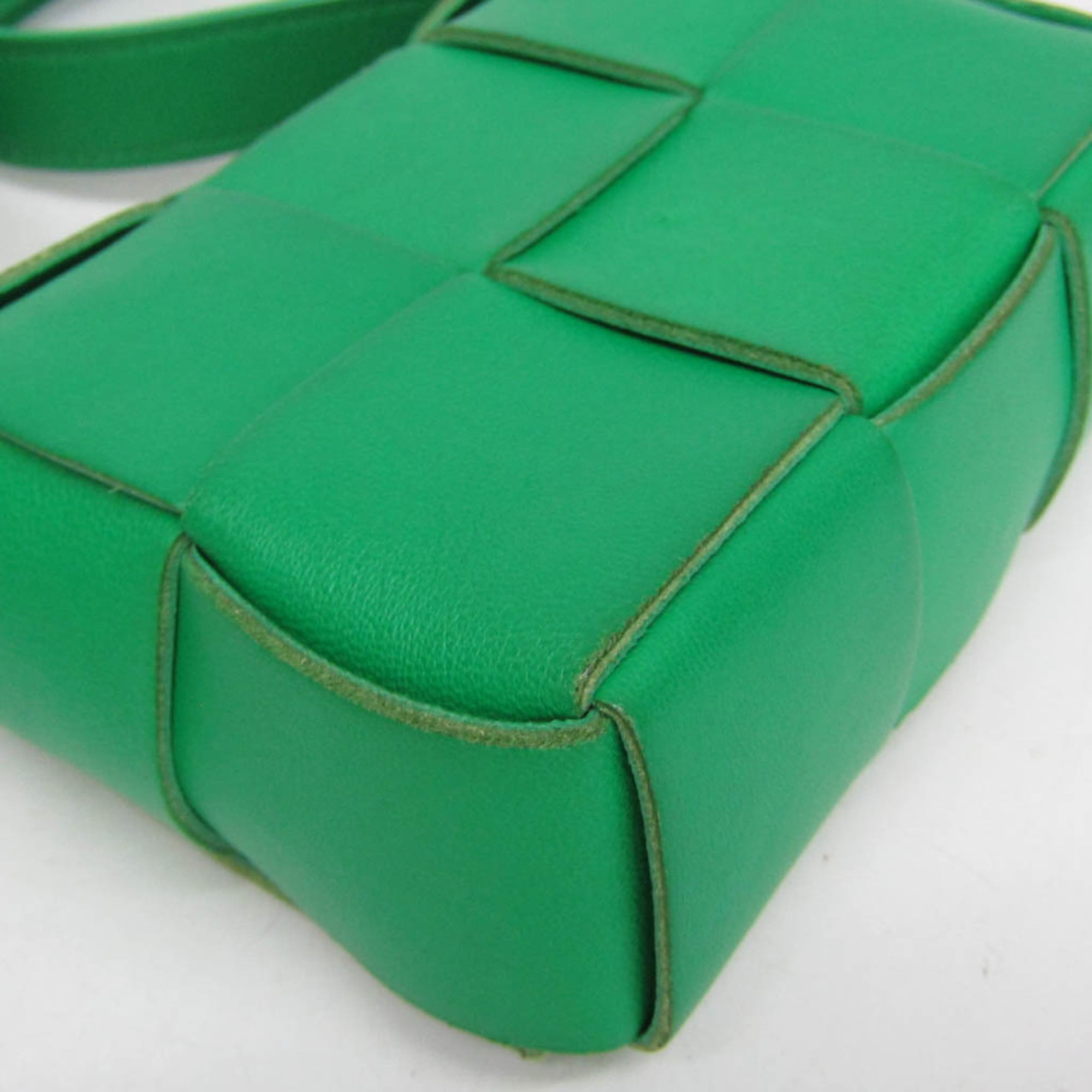 Bottega Veneta Cassette Maxi Intrecciato Leather Green Leather Clutche & Pouche Bag (Pre-Owned)