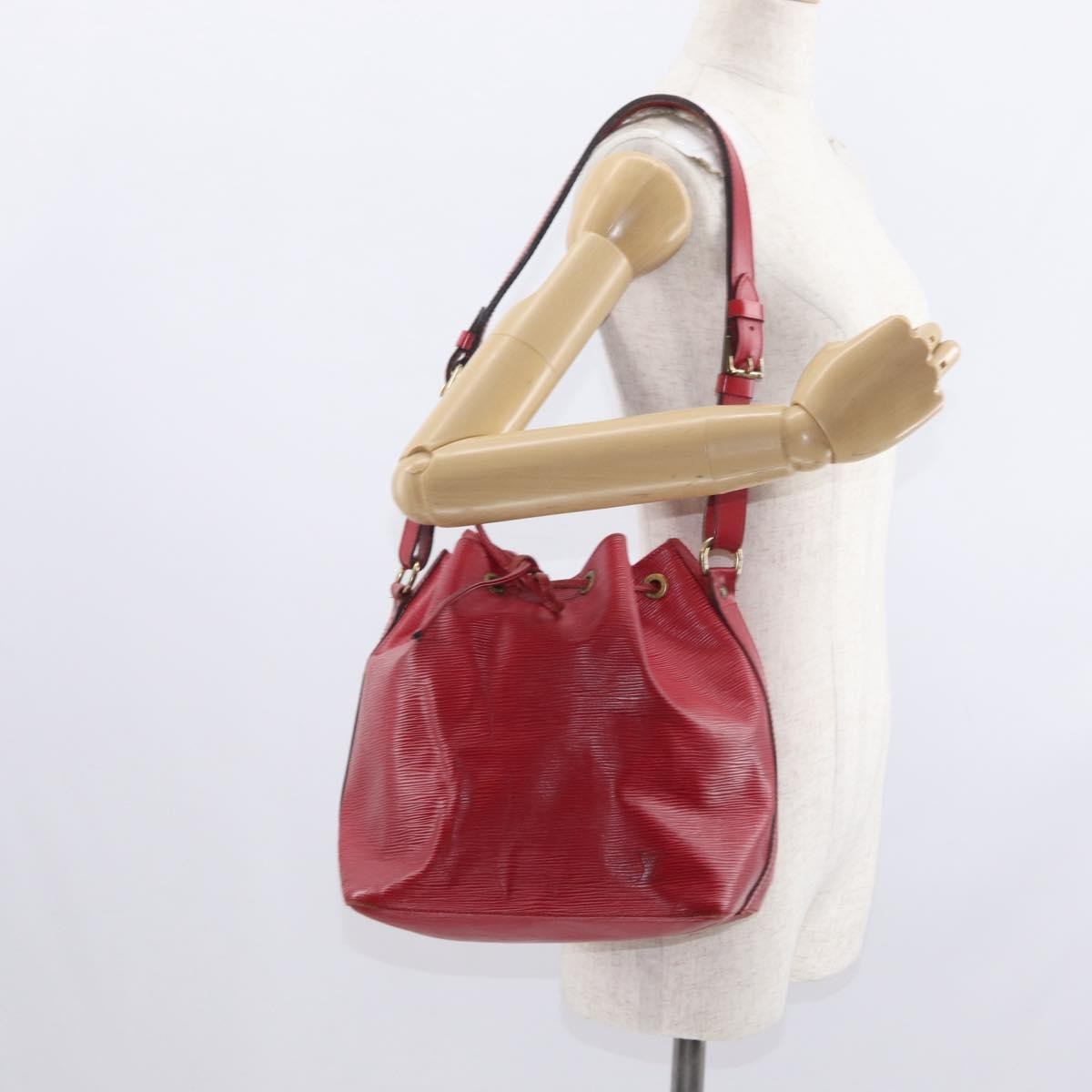 Louis Vuitton Petit Noe Epi Leather Red Leather Shoulder Bag Bag (Pre-Owned)