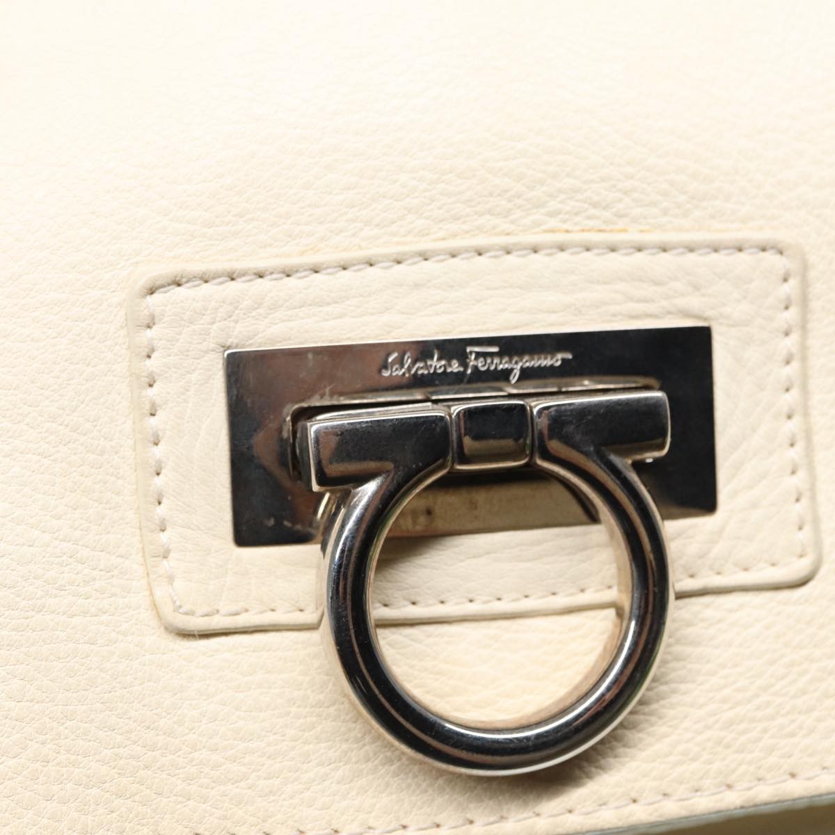 Salvatore Ferragamo Gancini Shoulder Bag Leather White Leather Handbag (Pre-Owned)