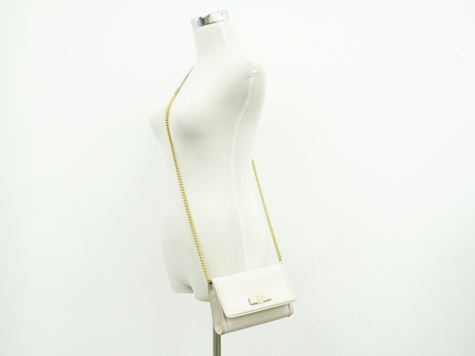 Salvatore Ferragamo Vara Bow Chain Flap Bag Leather Beige Leather Shoulder Bag Bag (Pre-Owned)