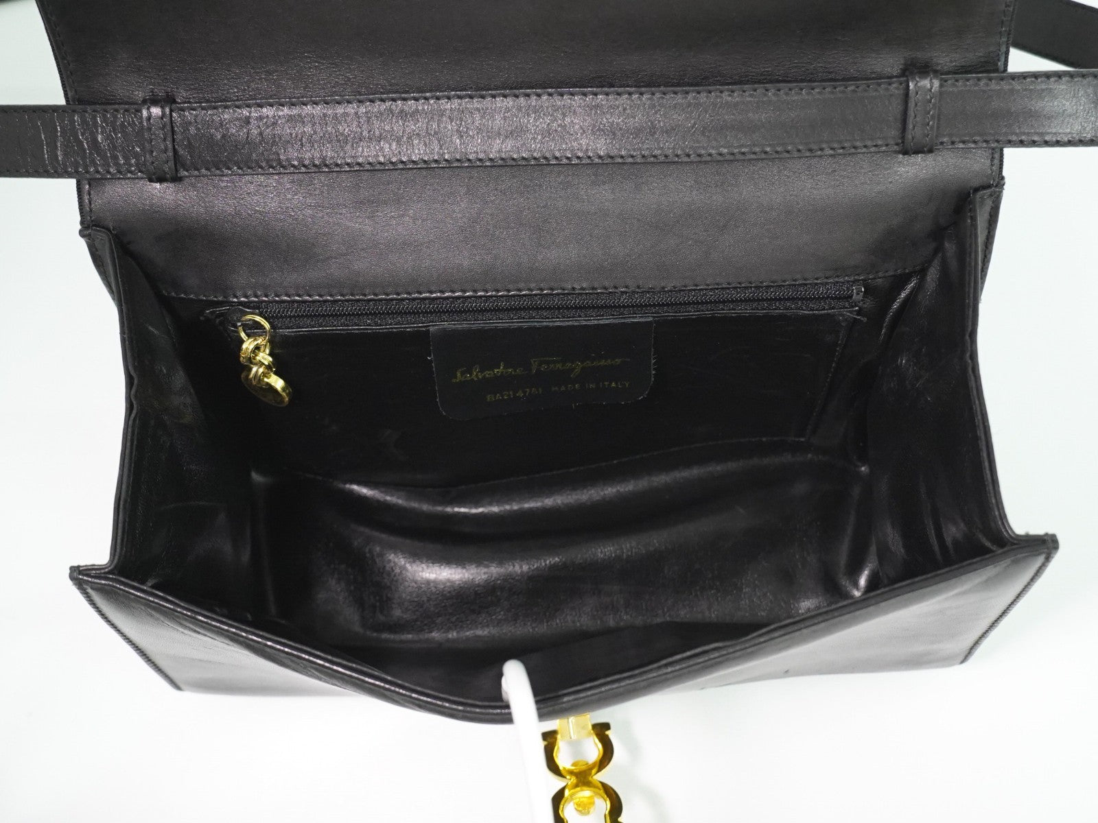 Salvatore Ferragamo Gancini Shoulder Bag Leather Black Leather Shoulder Bag Bag (Pre-Owned)