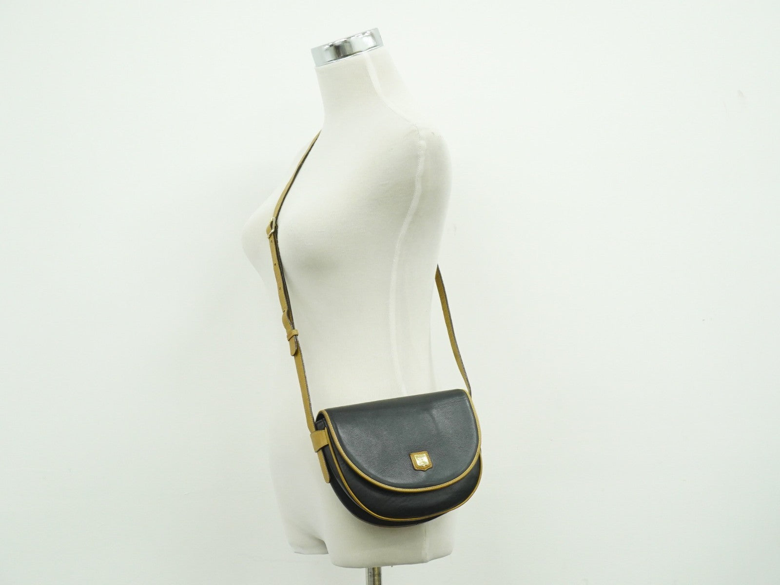 Celine Vintage Shoulder Bag Leather Black Leather Shoulder Bag Bag (Pre-Owned)
