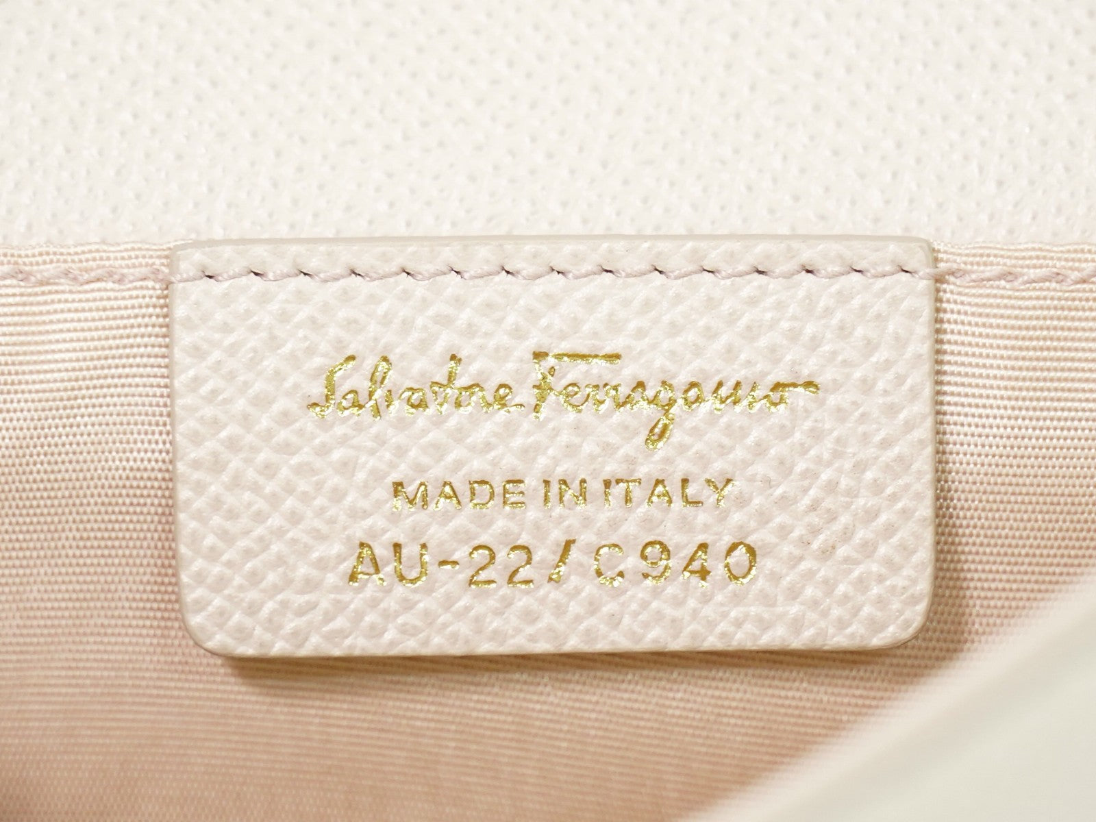 Salvatore Ferragamo Vara Bow Chain Flap Bag Leather Beige Leather Shoulder Bag Bag (Pre-Owned)