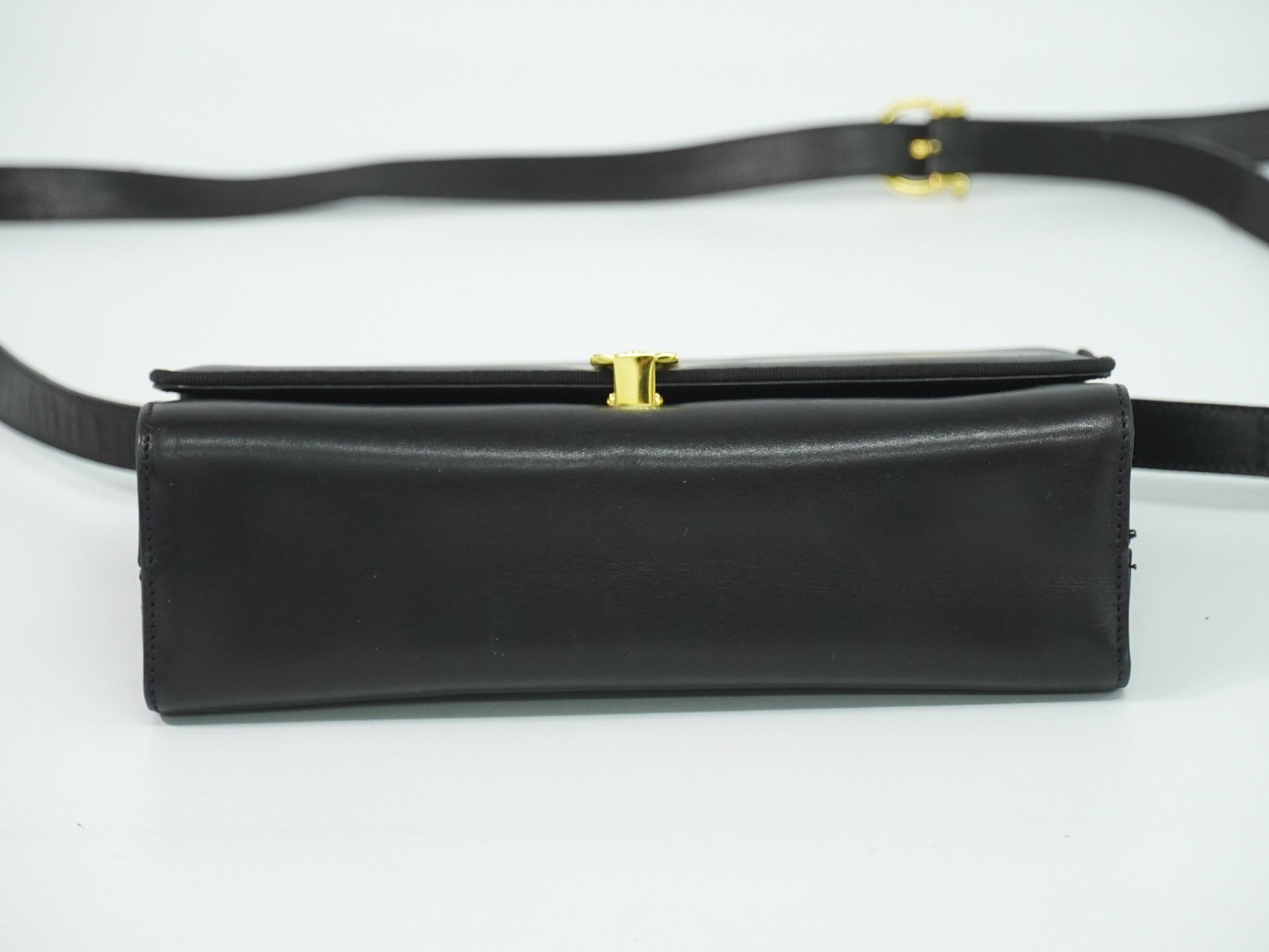 Salvatore Ferragamo Gancini Shoulder Bag Leather Black Leather Shoulder Bag Bag (Pre-Owned)