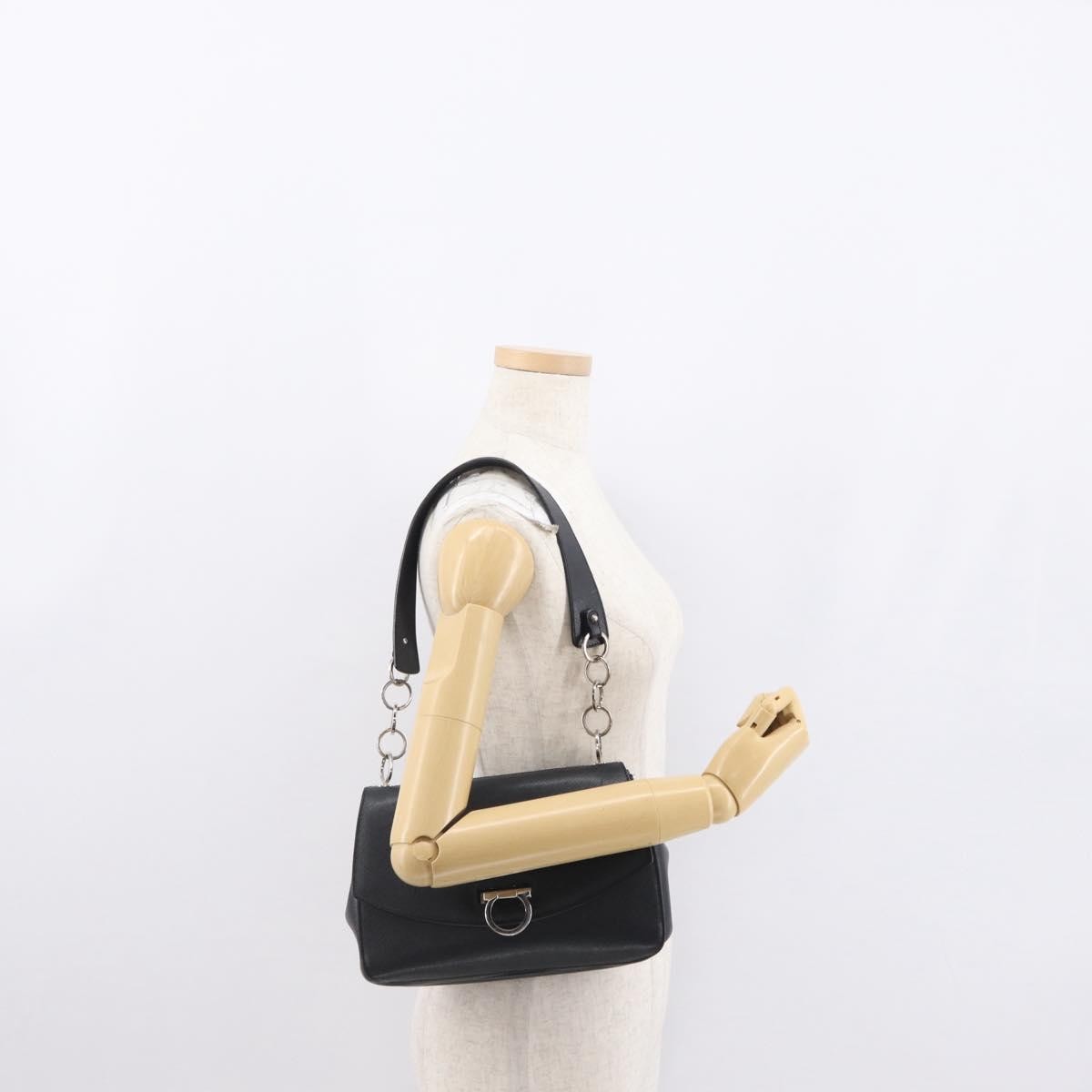 Salvatore Ferragamo Gancini Shoulder Bag Leather Black Leather Shoulder Bag Bag (Pre-Owned)