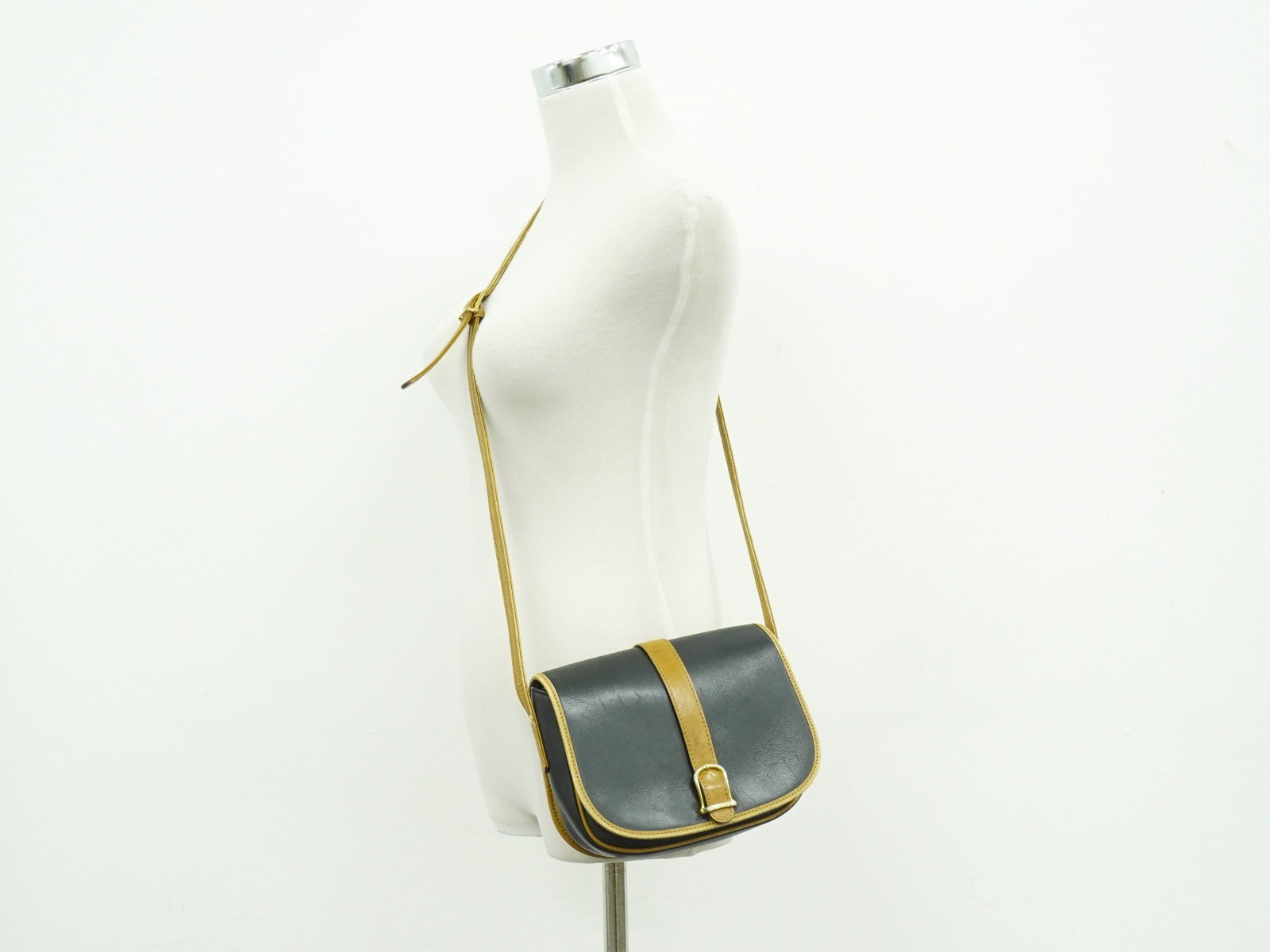Celine Vintage Shoulder Bag Leather Black Leather Shoulder Bag Bag (Pre-Owned)