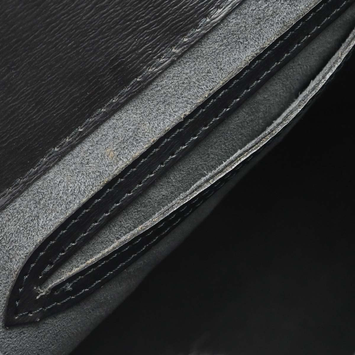 Louis Vuitton Cluny Shoulder Bag Epi Leather Black Leather Shoulder Bag Bag (Pre-Owned)