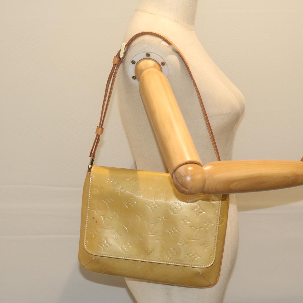 Louis Vuitton Thompson Street Handbag Monogram Vernis Beige Patent_Leather Shoulder Bag Bag (Pre-Owned)