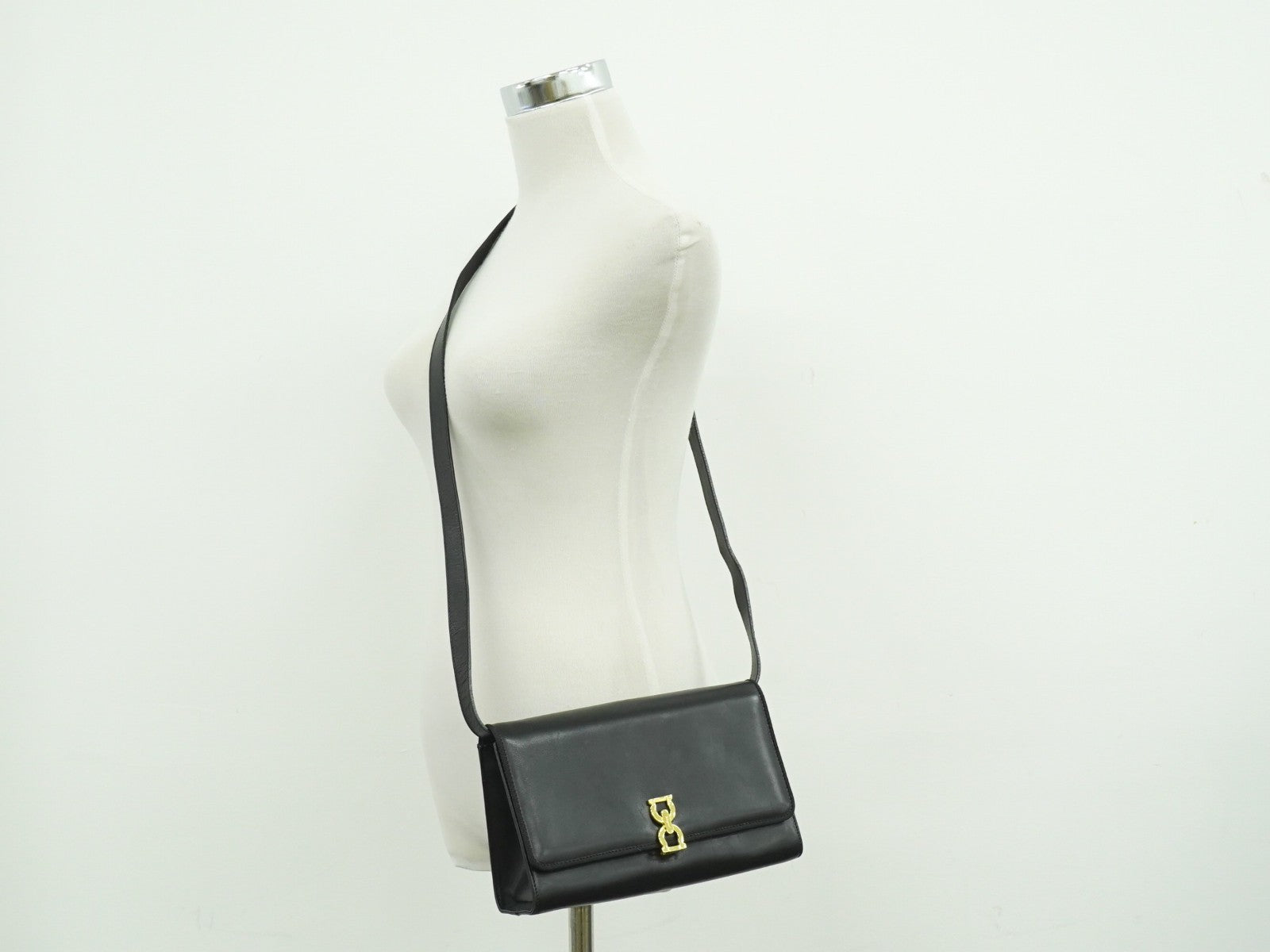 Salvatore Ferragamo Gancini Shoulder Bag Leather Black Leather Shoulder Bag Bag (Pre-Owned)