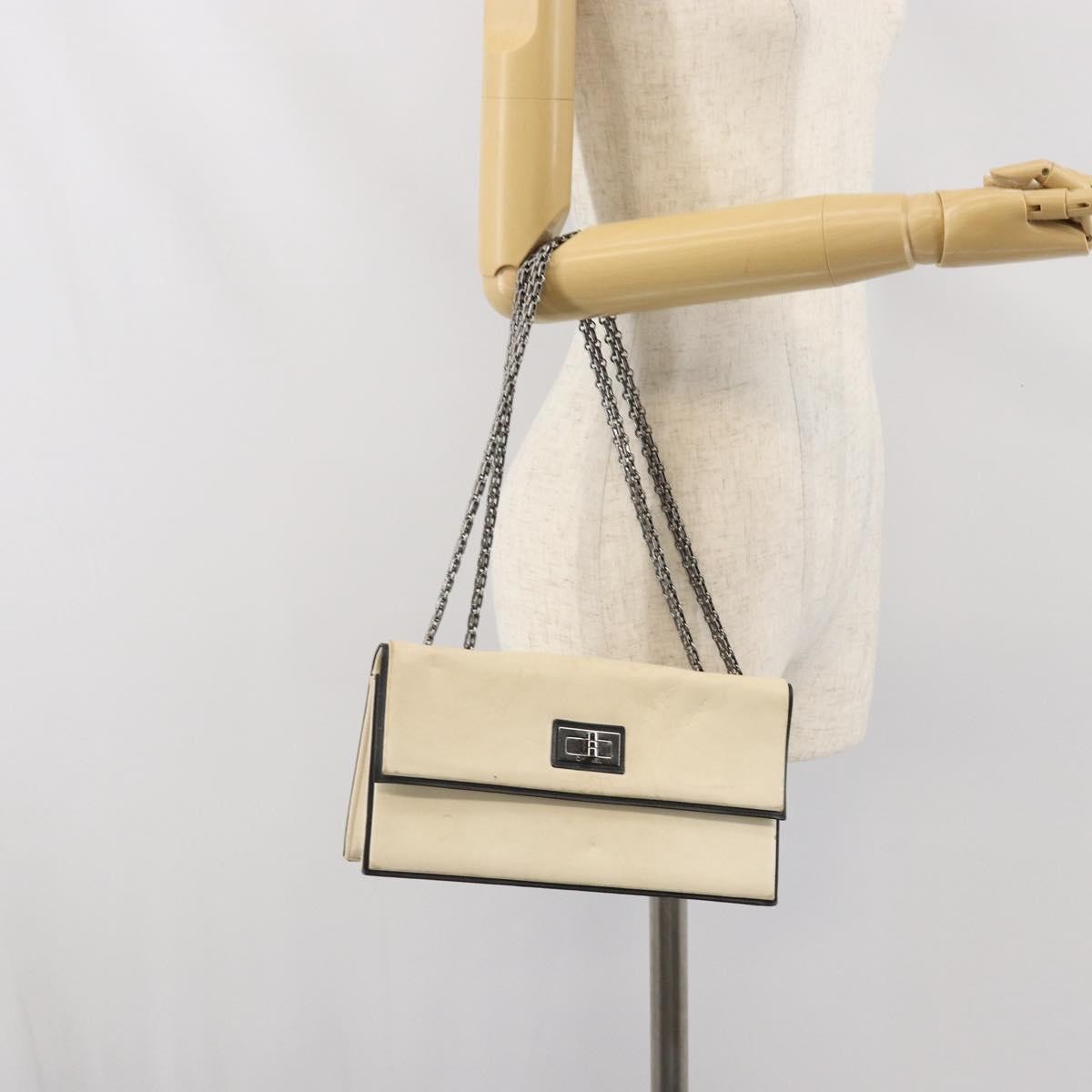 Chanel 2.55 Shoulder Bag Leather White Leather Shoulder Bag Bag (Pre-Owned)