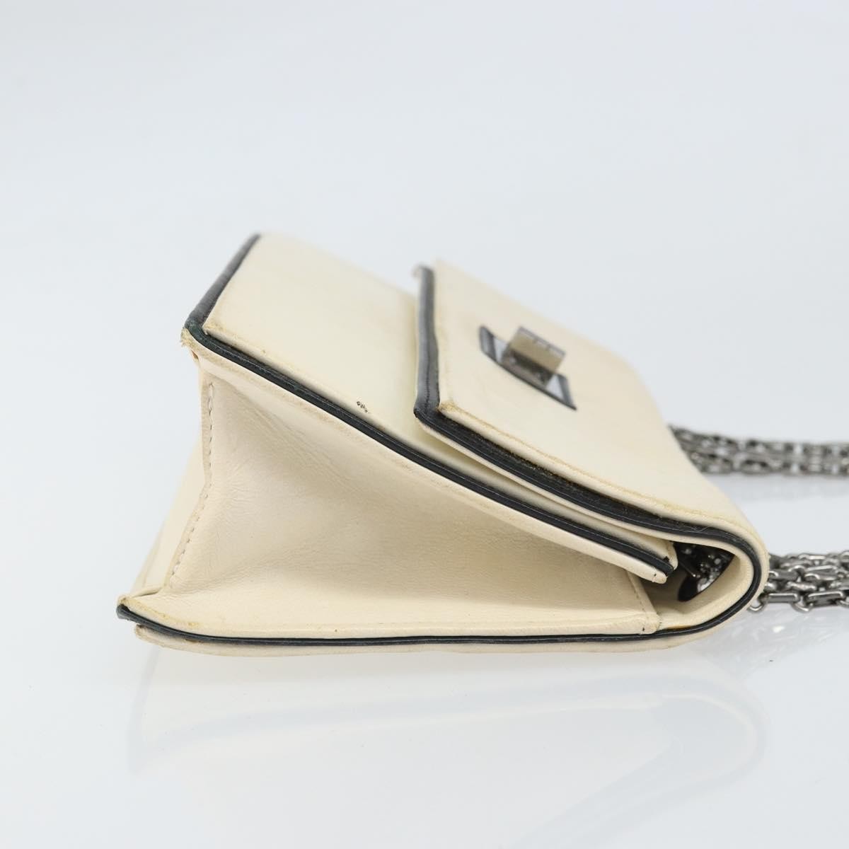 Chanel 2.55 Shoulder Bag Leather White Leather Shoulder Bag Bag (Pre-Owned)
