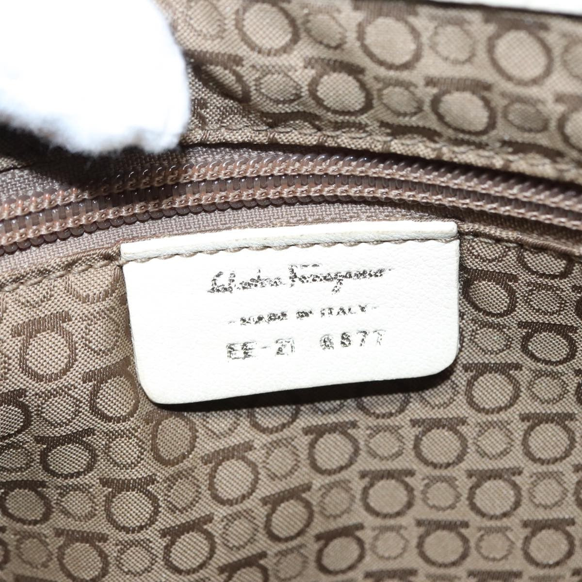 Salvatore Ferragamo Gancini Shoulder Bag Leather White Leather Handbag (Pre-Owned)