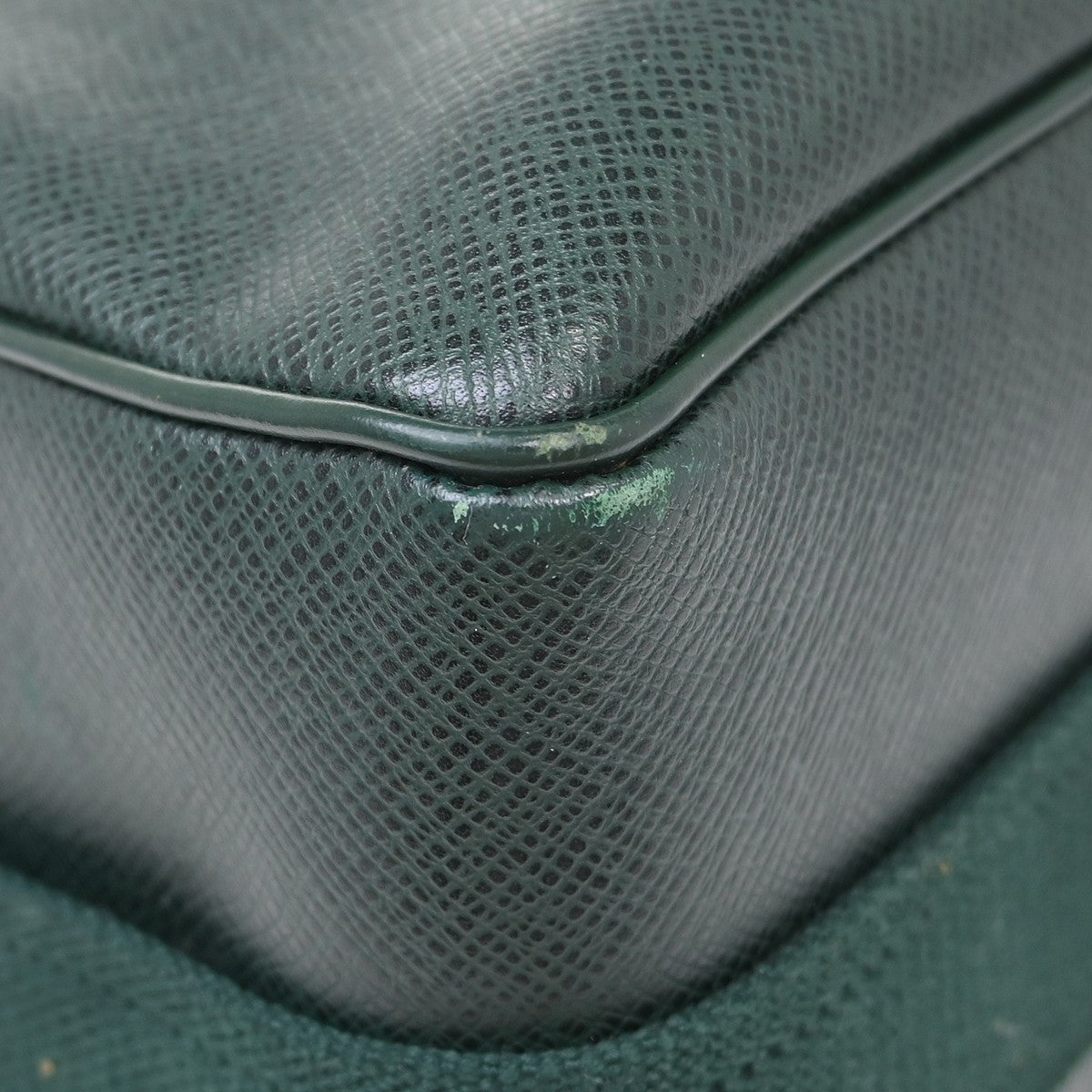 Louis Vuitton Reporter Bag Taiga Leather Green Leather Shoulder Bag Bag (Pre-Owned)