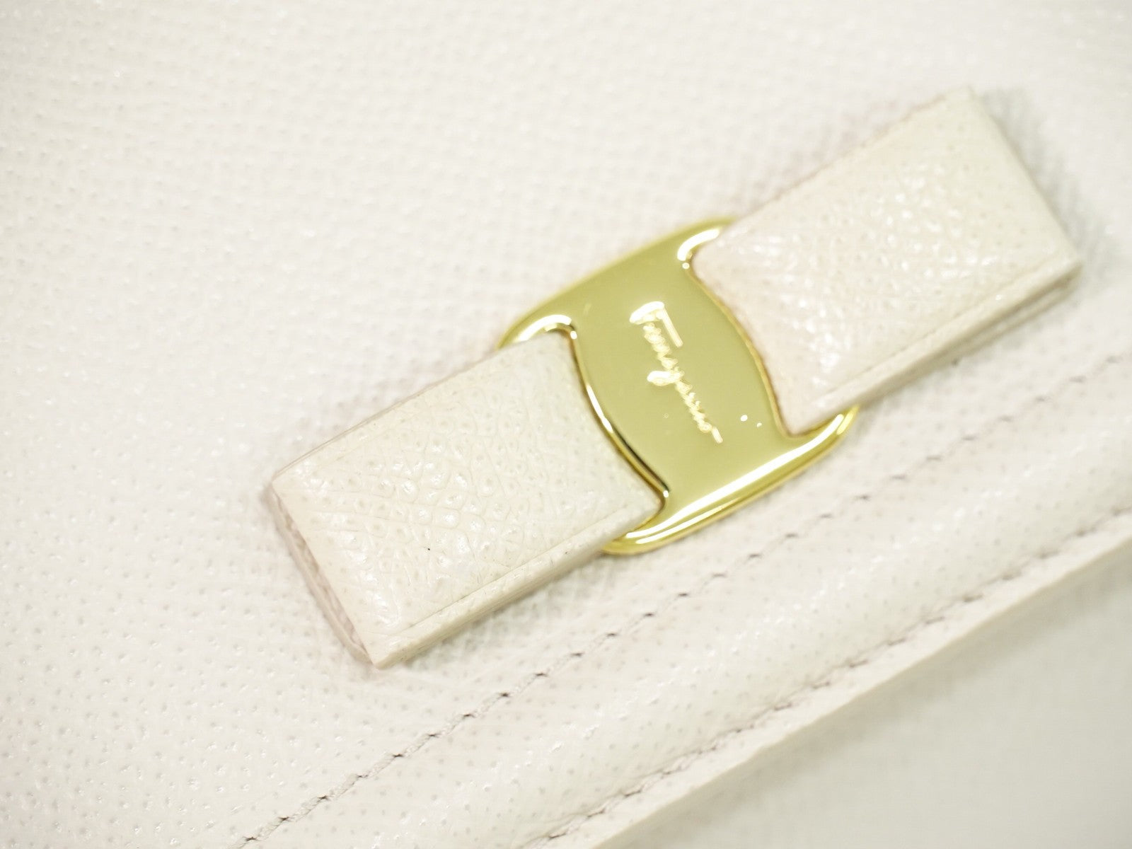 Salvatore Ferragamo Vara Bow Chain Flap Bag Leather Beige Leather Shoulder Bag Bag (Pre-Owned)