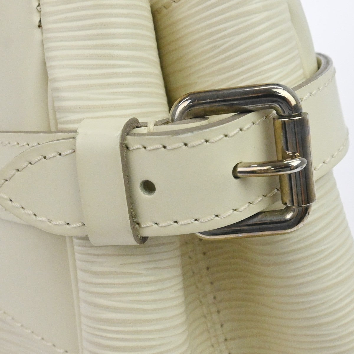 Louis Vuitton Passy Tote Epi Leather White Leather Handbag (Pre-Owned)