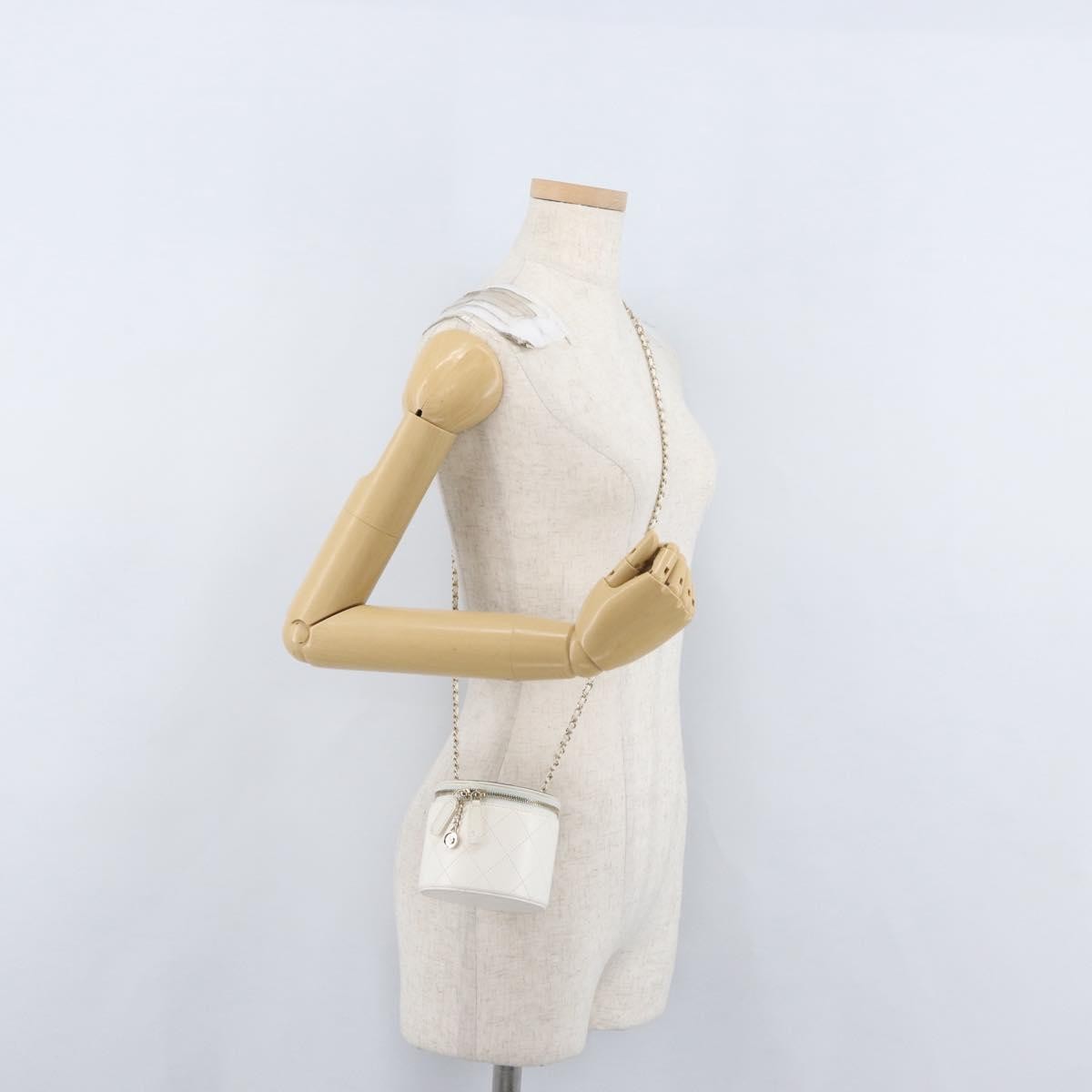 Chanel Cc Round Vanity Case With Chain Quilted Lambskin White Leather Clutche & Pouche Bag (Pre-Owned)