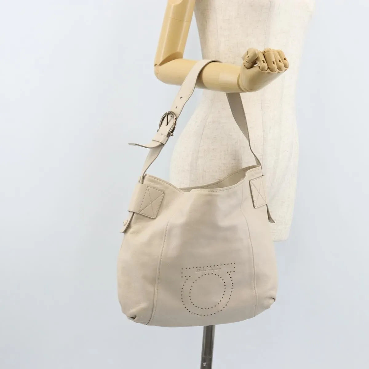 Salvatore Ferragamo Vintage Gancini Hobo Leather White Leather Shoulder Bag Bag (Pre-Owned)