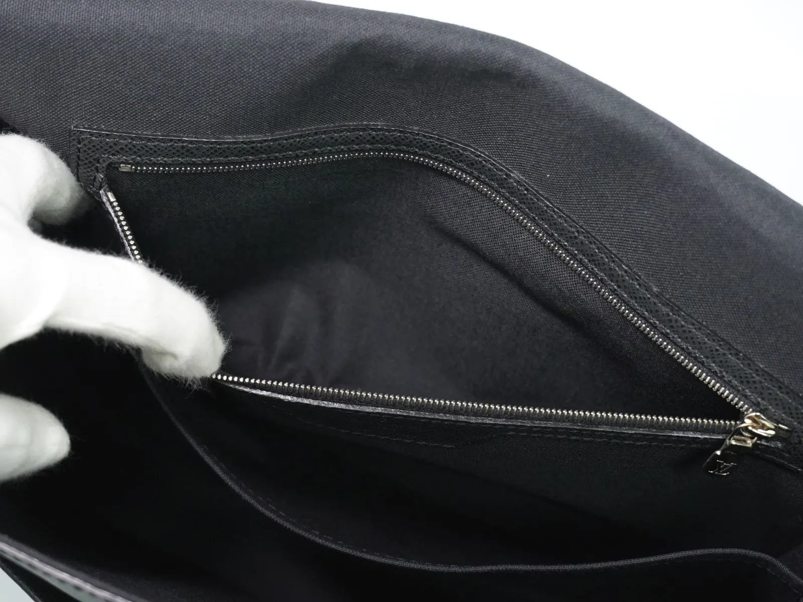 Louis Vuitton Alexei Messenger Taiga Leather Black Leather Shoulder Bag Bag (Pre-Owned)