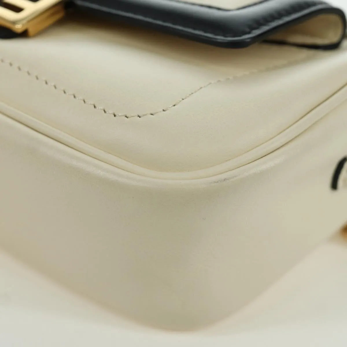 Fendi Easy 2 Baguette Leather Beige Leather Crossbody Bag Bag (Pre-Owned)