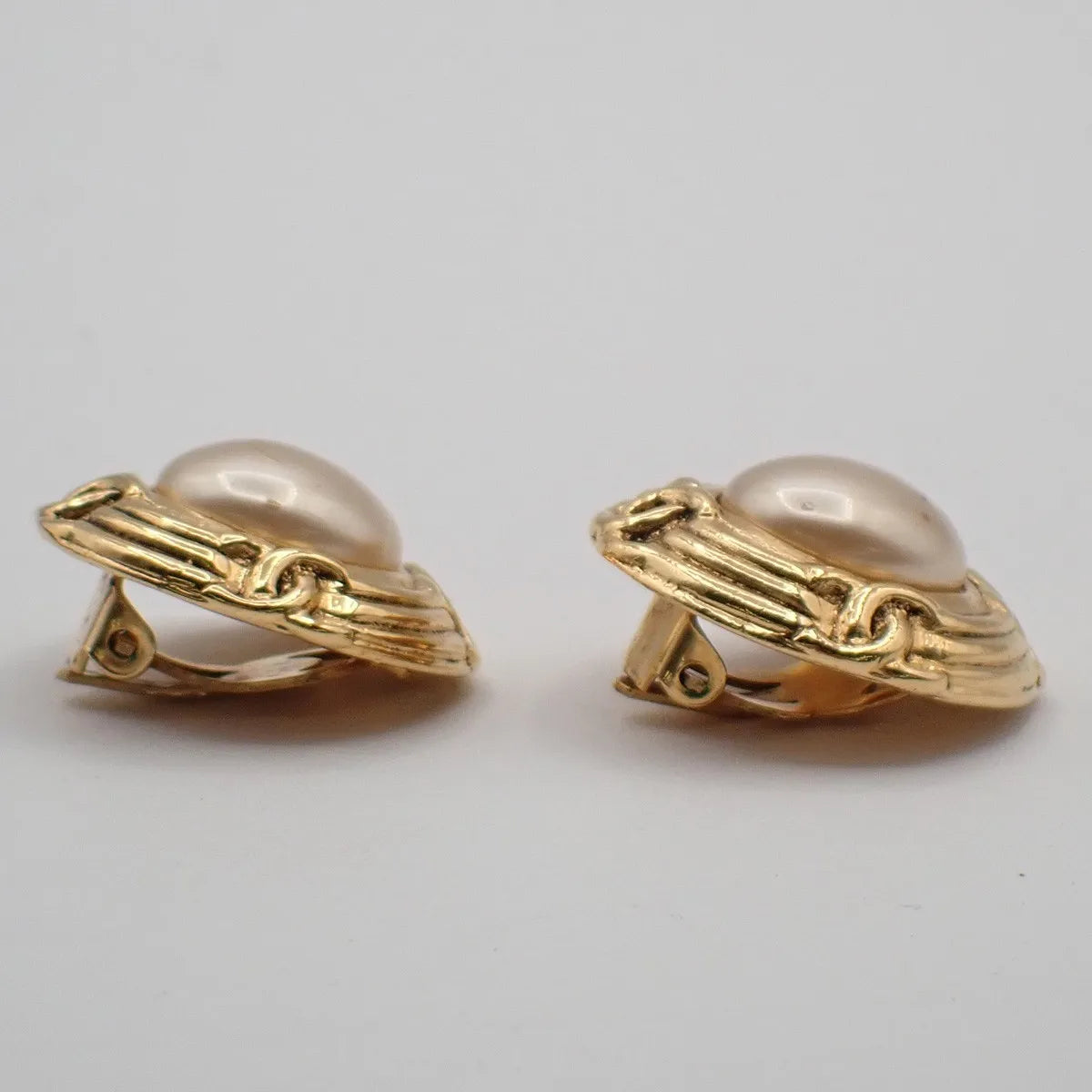 Chanel Vintage Round Clip-On Metal With Faux Pearl Gold Gold_Plated Earrings Jewelry (Pre-Owned)