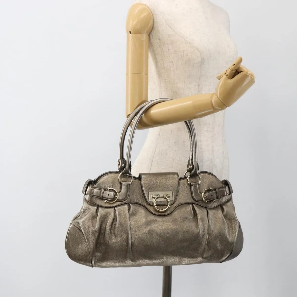 Salvatore Ferragamo Gancini Leather Silver Leather Handbag (Pre-Owned)