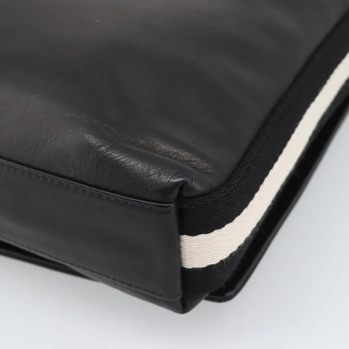 Bally Vintage Leather Black Leather Shoulder Bag Bag (Pre-Owned)