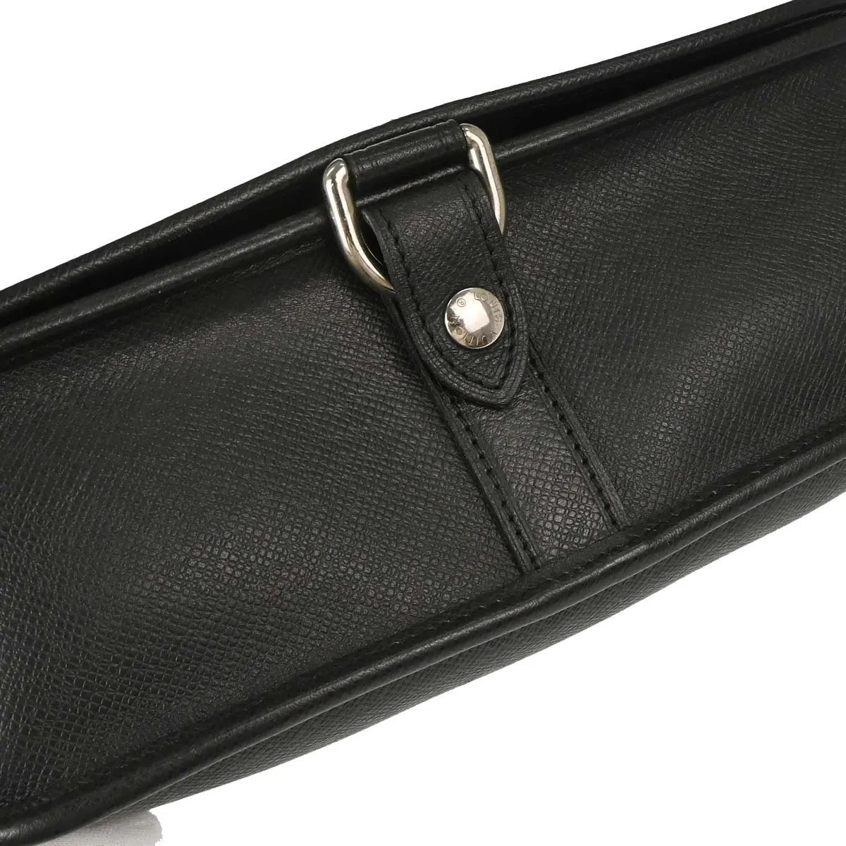 Louis Vuitton Andrei Messenger Taiga Leather Black Leather Shoulder Bag Bag (Pre-Owned)