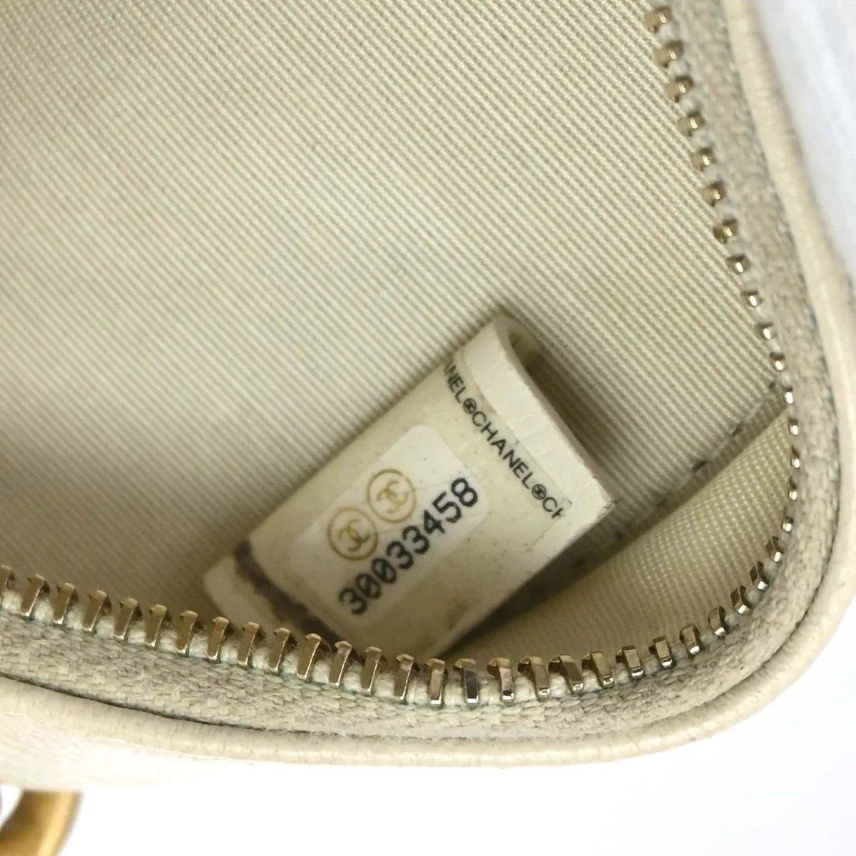 Chanel Round Clutch With Chain Quilted Lambskin White Leather Clutche & Pouche Bag (Pre-Owned)