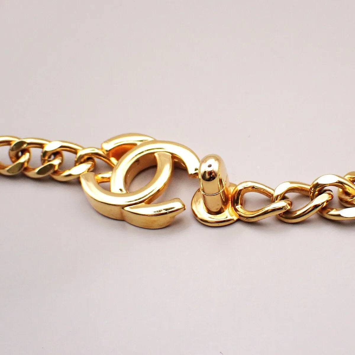 Chanel Vintage Turnlock Reissue Chain Metal Gold Gold_Plated Jewelry (Pre-Owned)