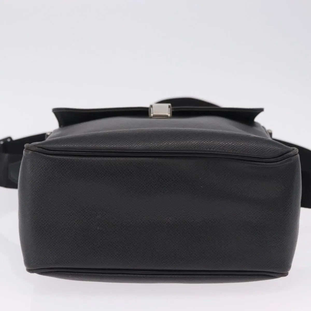 Louis Vuitton Yaranga Messenger Taiga Leather Black Leather Shoulder Bag Bag (Pre-Owned)