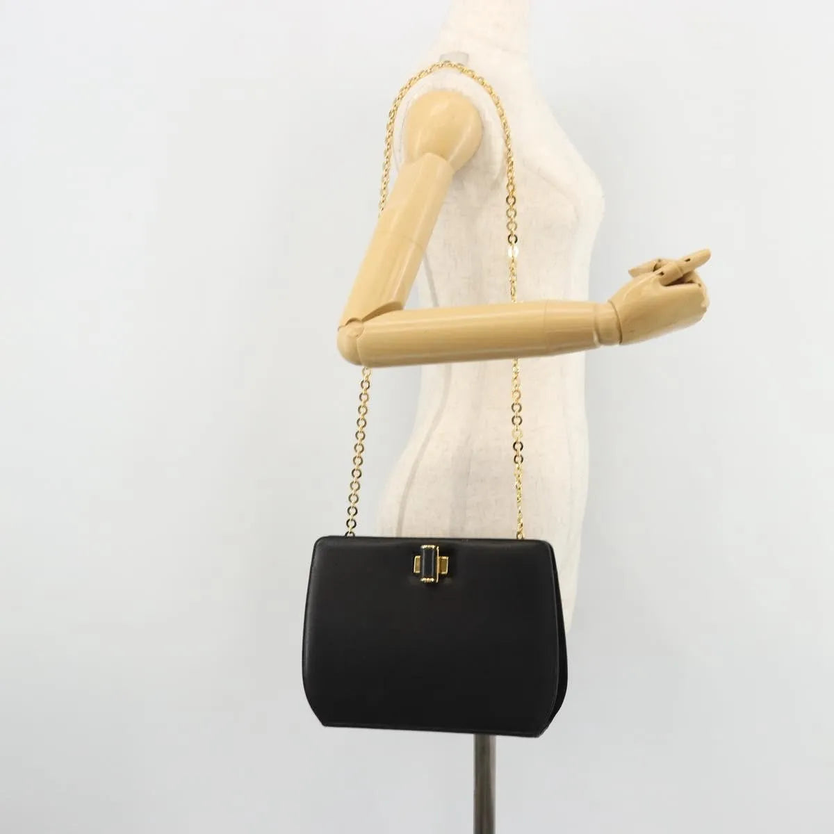 Salvatore Ferragamo Vintage Chain Leather Black Leather Shoulder Bag Bag (Pre-Owned)