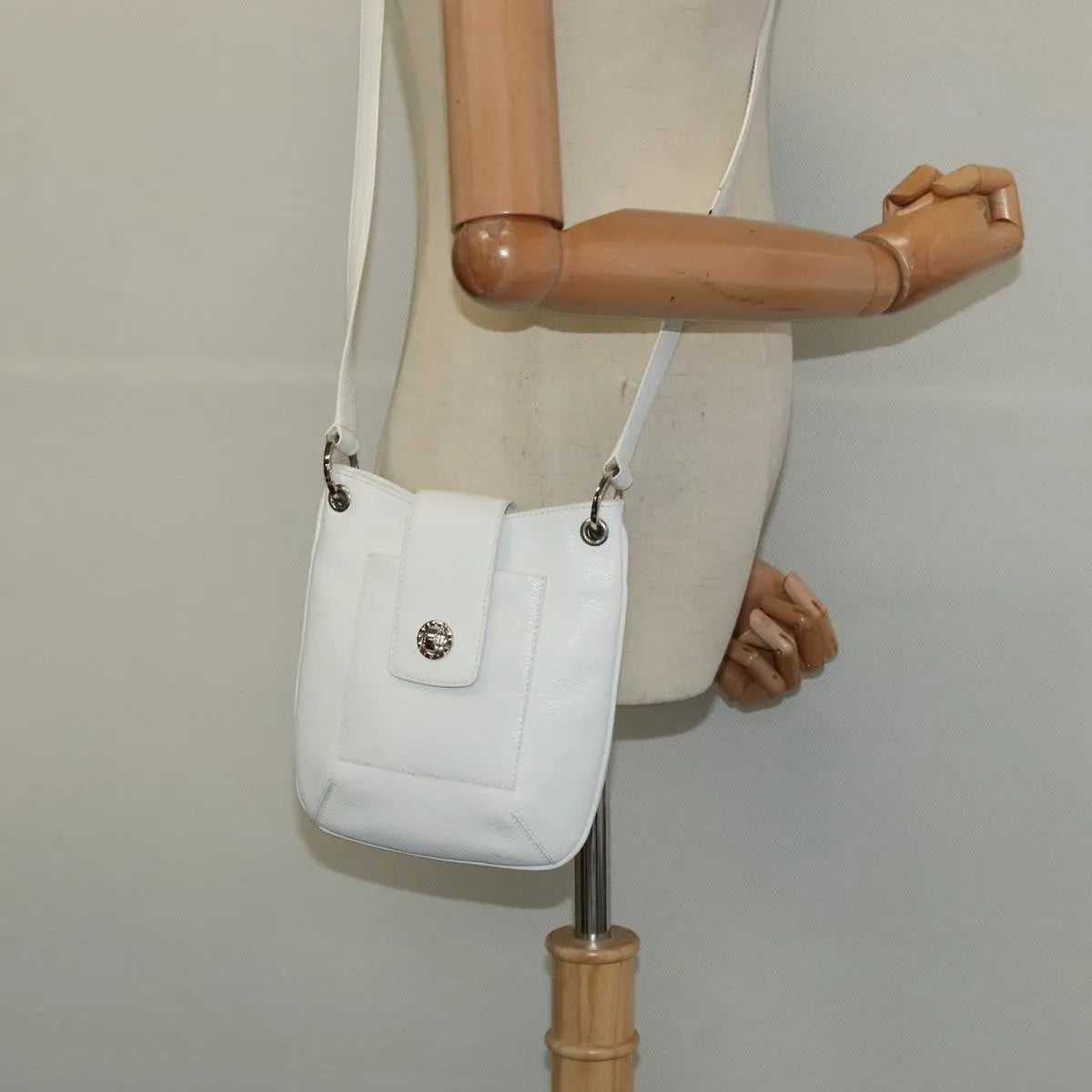 Bvlgari Vintage Leather White Leather Shoulder Bag Bag (Pre-Owned)