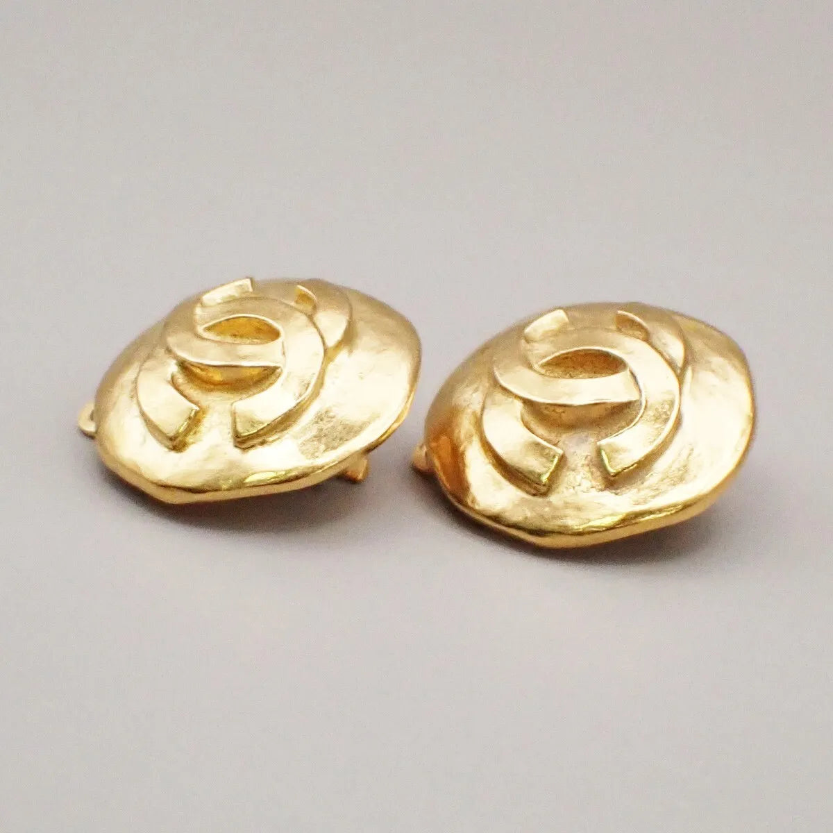 Chanel Vintage Cc Round Clip-On Metal Gold Gold_Plated Earrings Jewelry (Pre-Owned)