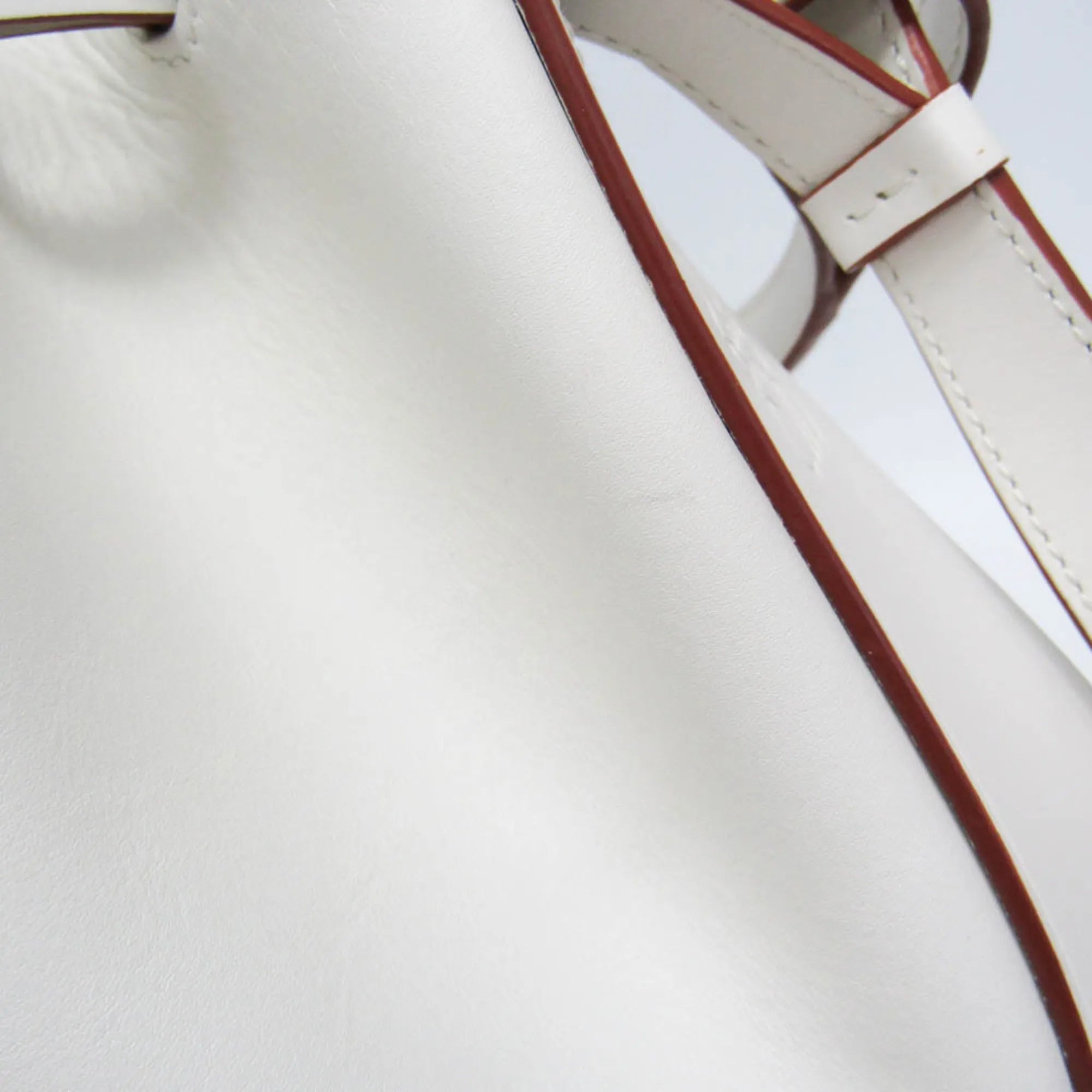Loewe Balloon Bucket Leather White Leather Handbag (Pre-Owned)