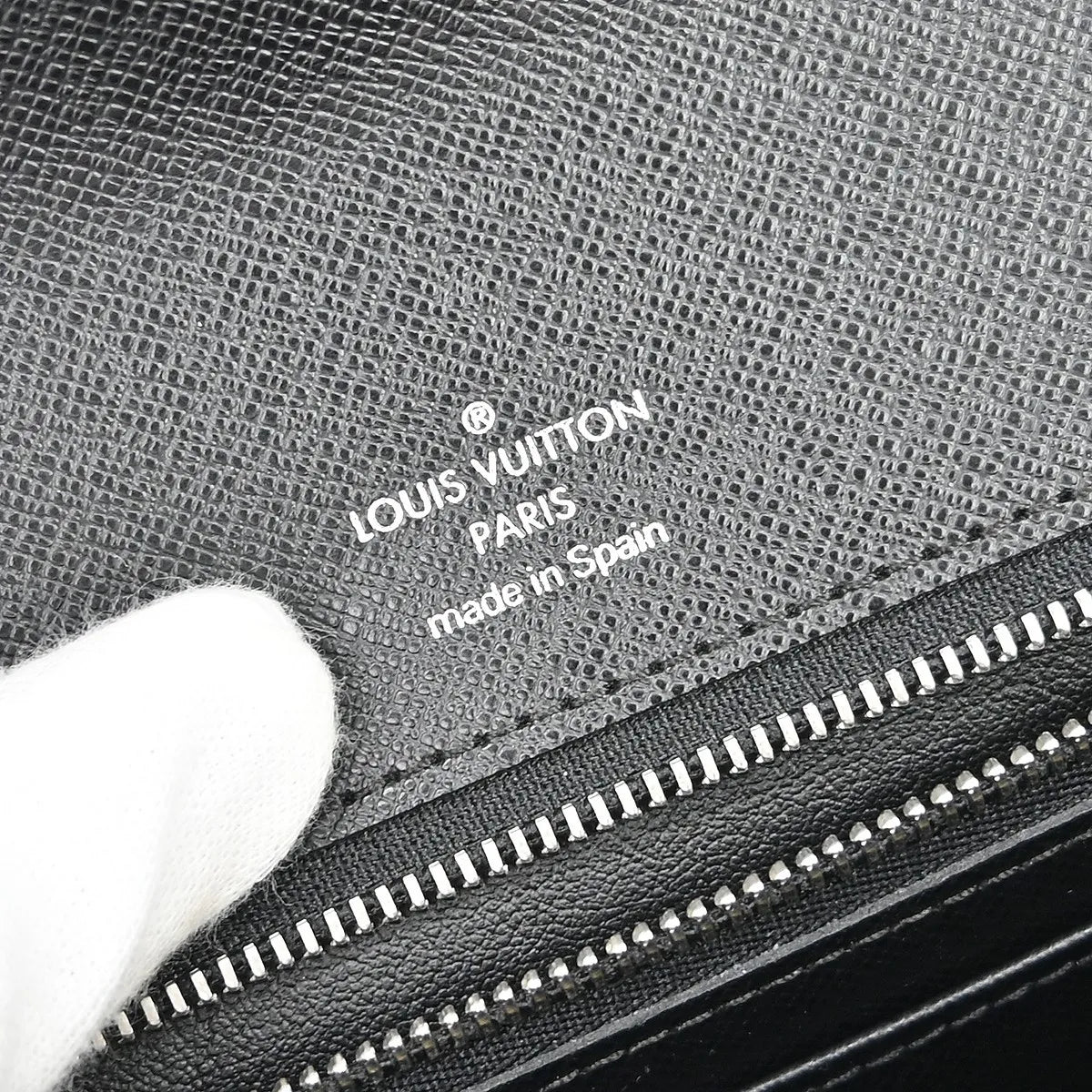 Louis Vuitton Selenga Pochette Taiga Leather Black Leather Clutche & Pouche Bag (Pre-Owned)