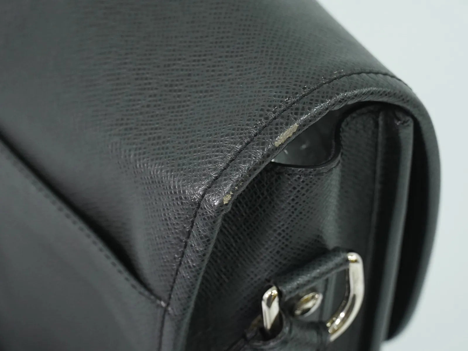 Louis Vuitton Alexei Messenger Taiga Leather Black Leather Shoulder Bag Bag (Pre-Owned)