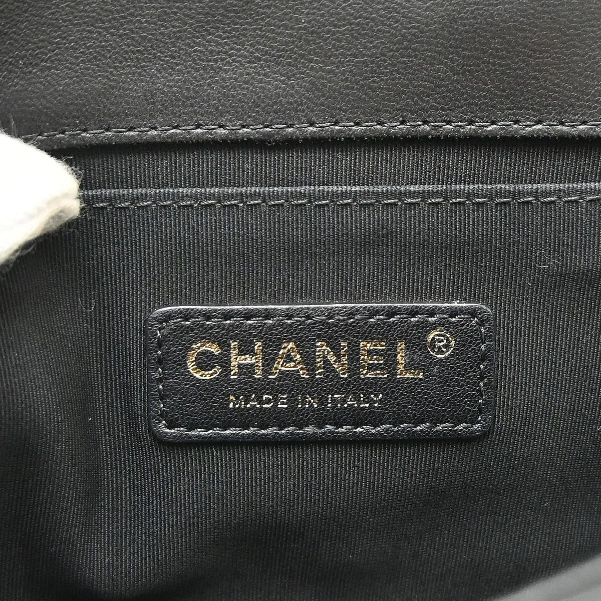 Chanel Crest Boy Flap Quilted Lambskin White Leather Shoulder Bag Bag (Pre-Owned)