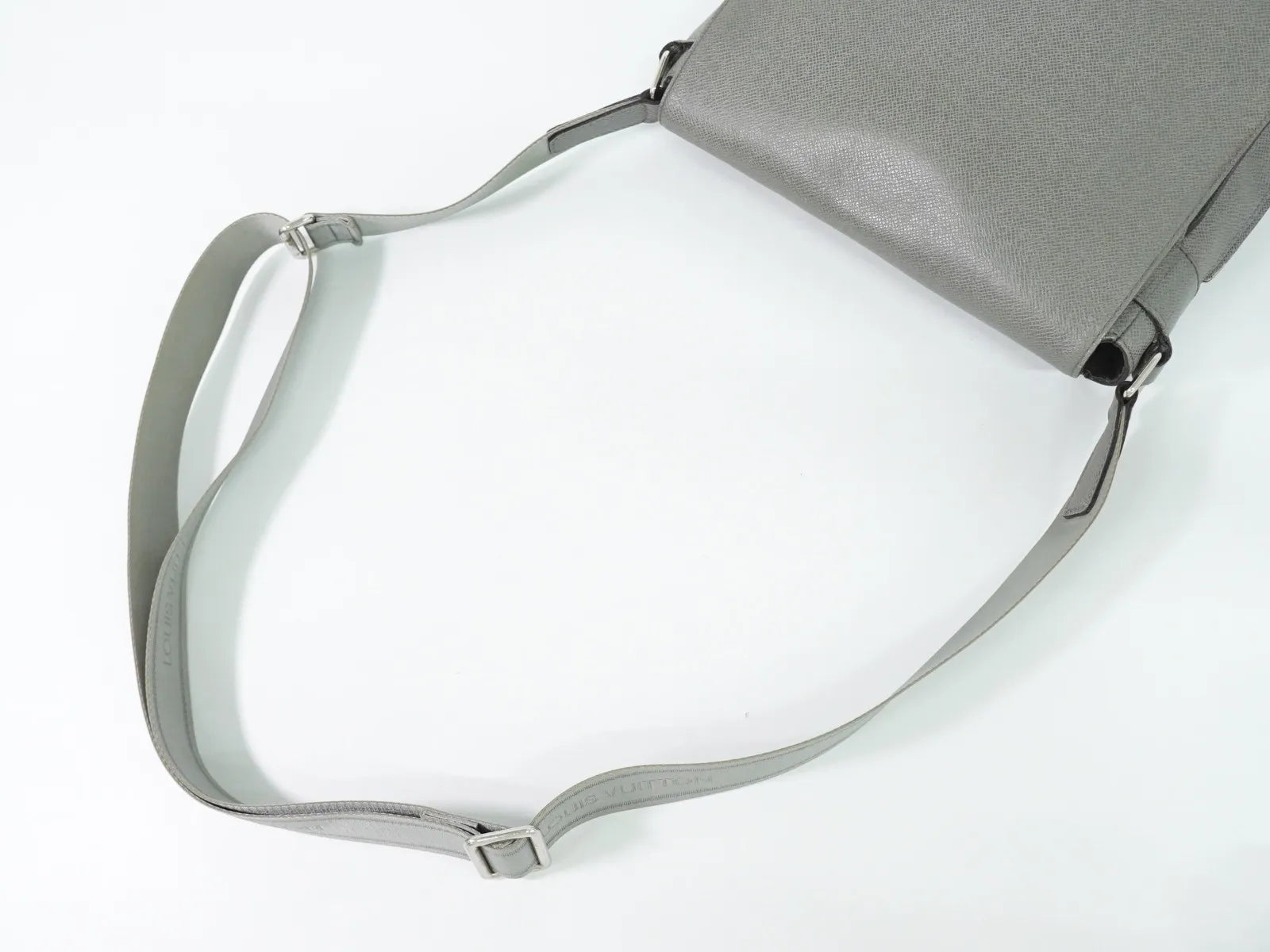 Louis Vuitton Roman Taiga Leather Gray Leather Shoulder Bag Bag (Pre-Owned)