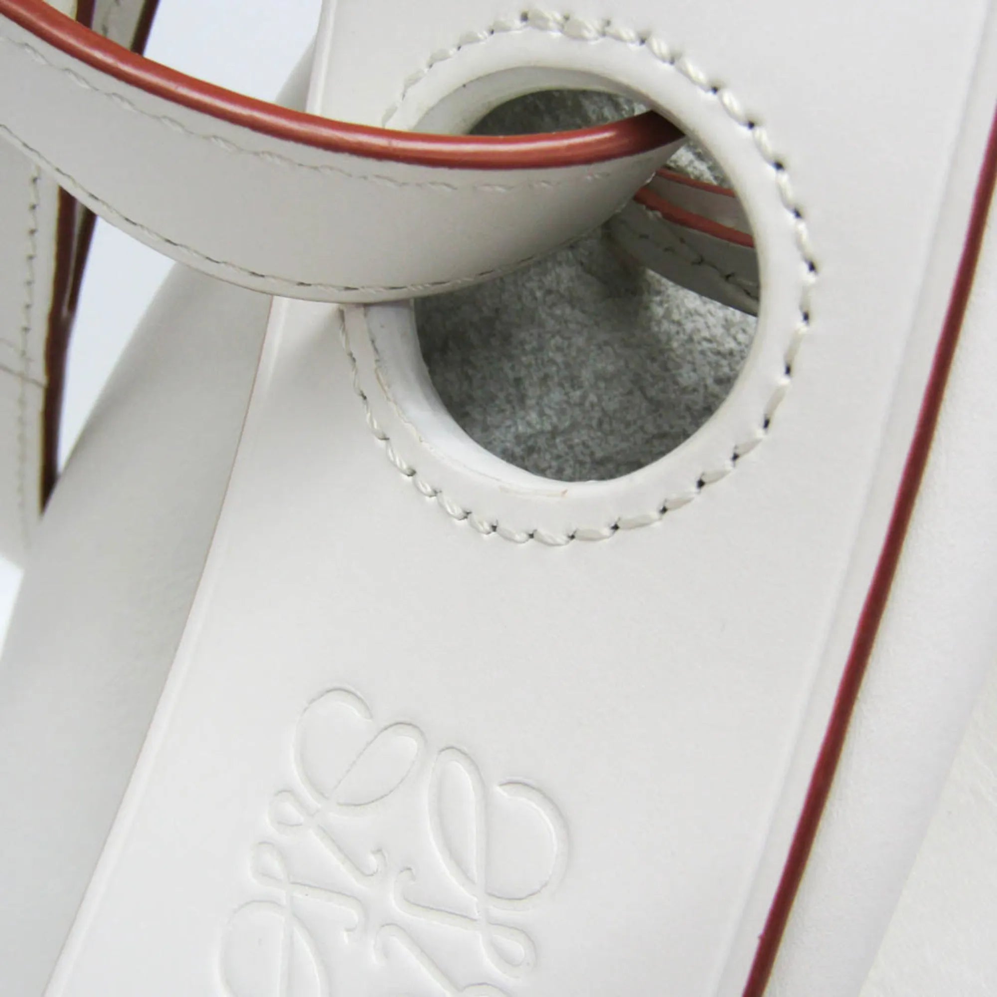 Loewe Balloon Bucket Leather White Leather Handbag (Pre-Owned)