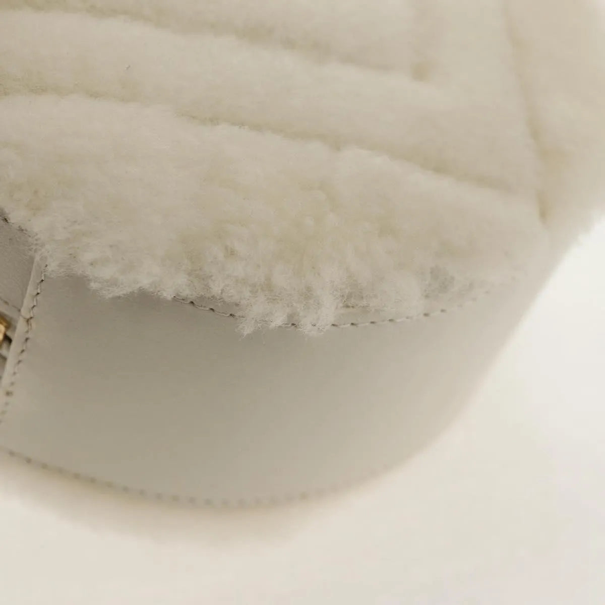 Chanel Round Clutch With Chain Chevron Shearling White Faux_Fur Clutche & Pouche Bag (Pre-Owned)
