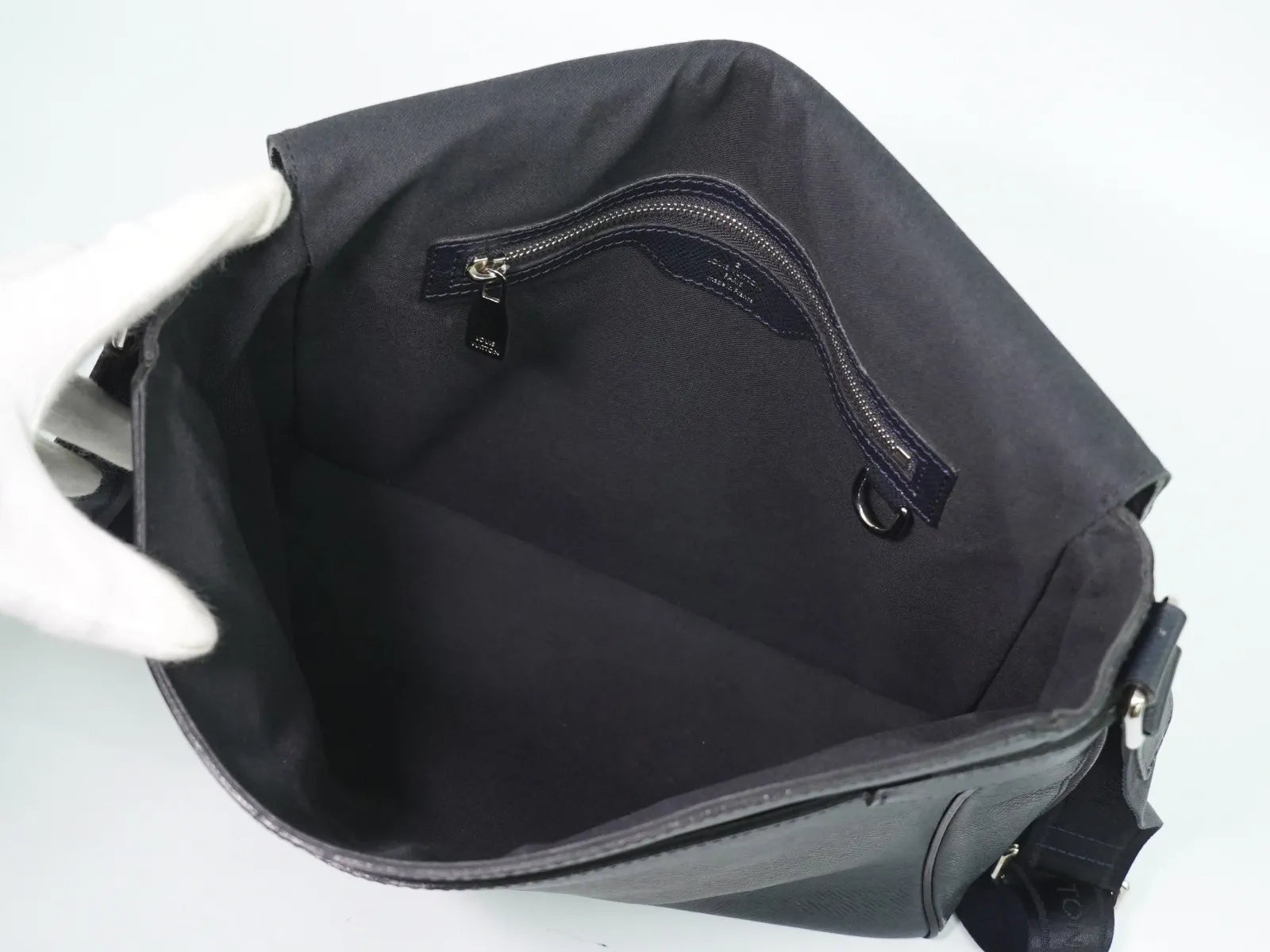 Louis Vuitton Roman Taiga Leather Navy Leather Shoulder Bag Bag (Pre-Owned)