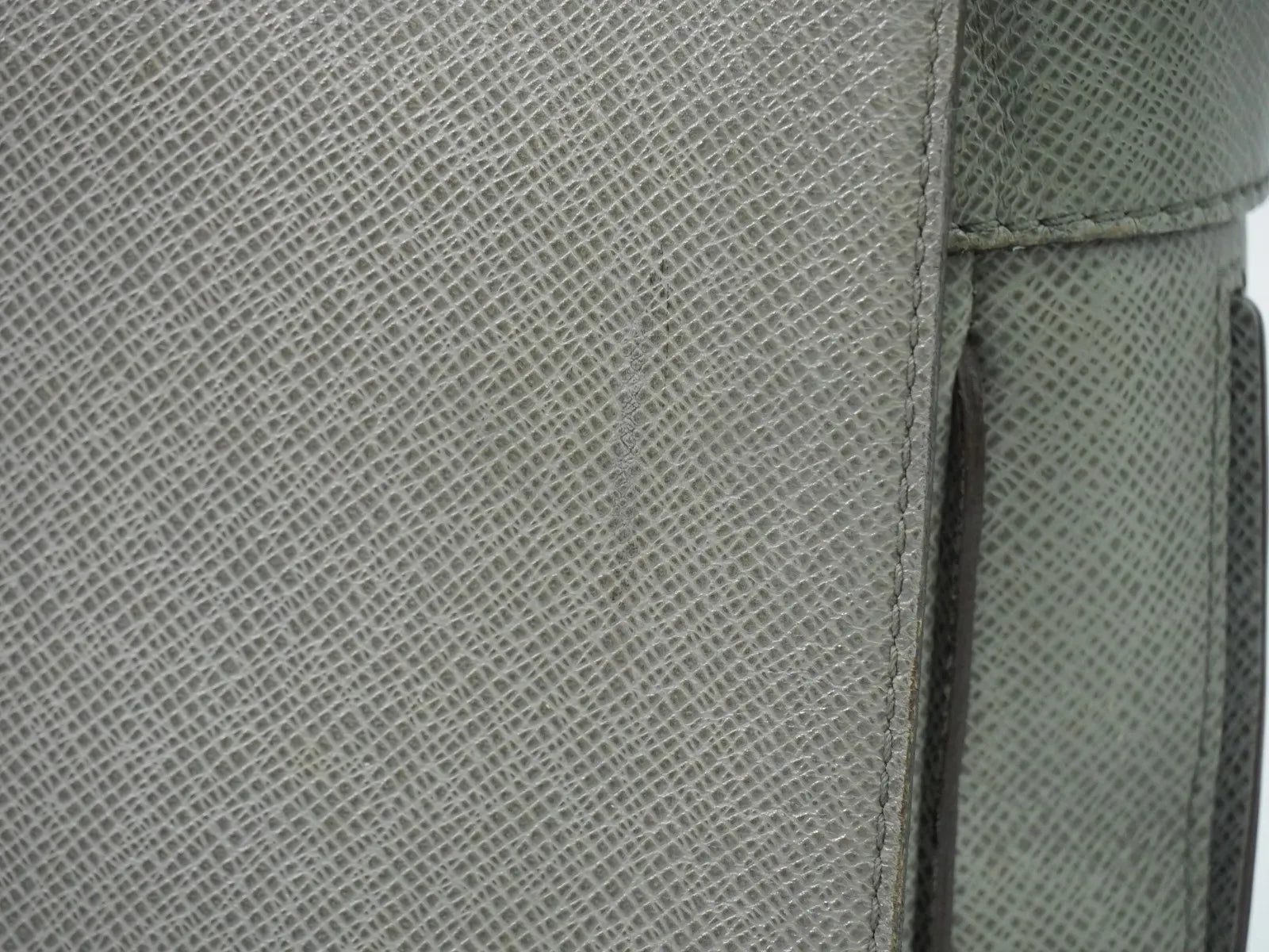 Louis Vuitton Roman Taiga Leather Gray Leather Shoulder Bag Bag (Pre-Owned)