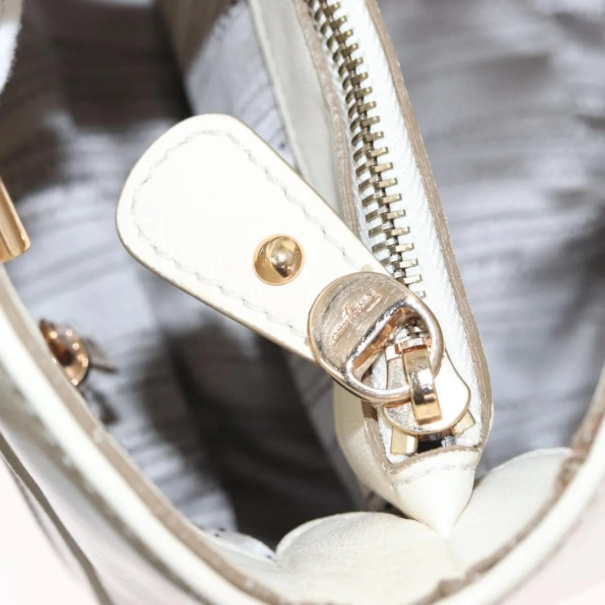 Salvatore Ferragamo Betulla Chain Tote Leather White Leather Handbag (Pre-Owned)
