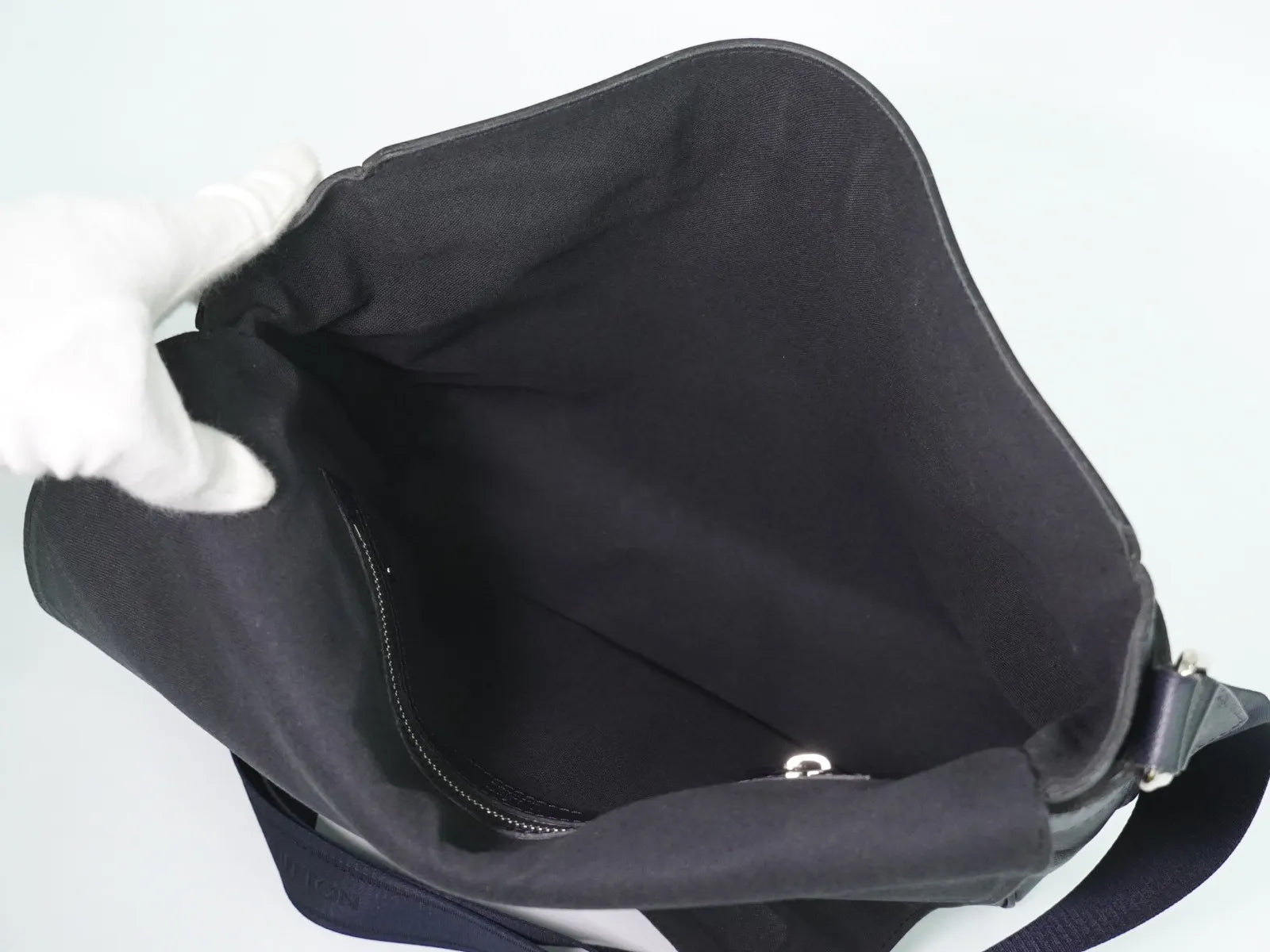 Louis Vuitton Roman Taiga Leather Navy Leather Shoulder Bag Bag (Pre-Owned)