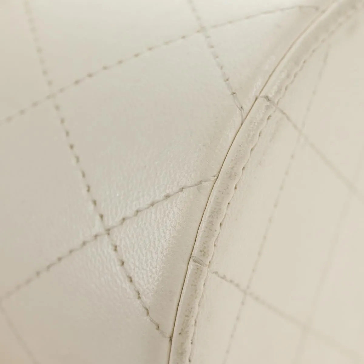 Chanel Cc Round Vanity Case With Chain Quilted Lambskin White Leather Shoulder Bag Bag (Pre-Owned)